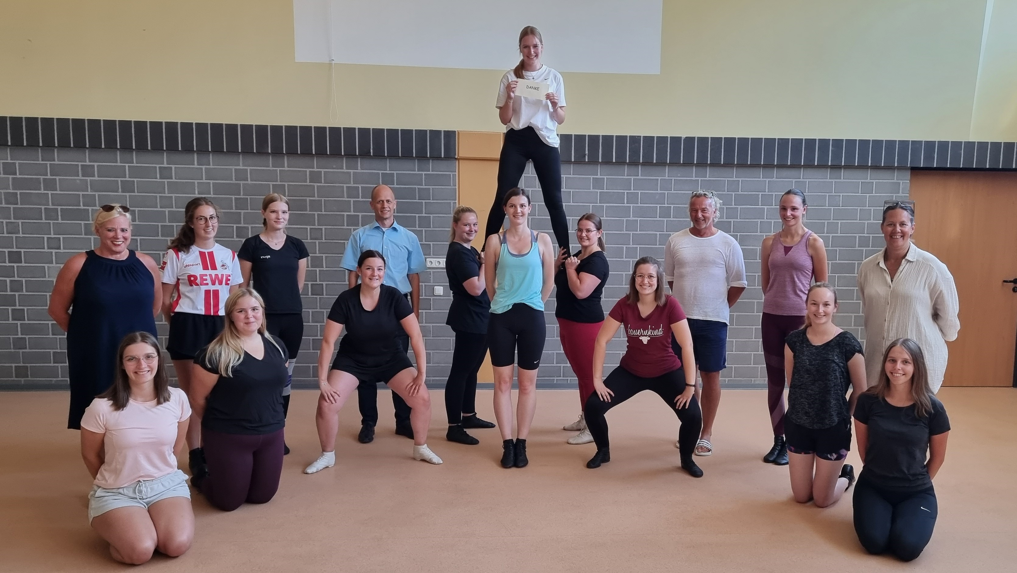 Showtanzgruppe Explosion mit Bürgermeister Kai Louis und Ortsvorsteher Guido Peters