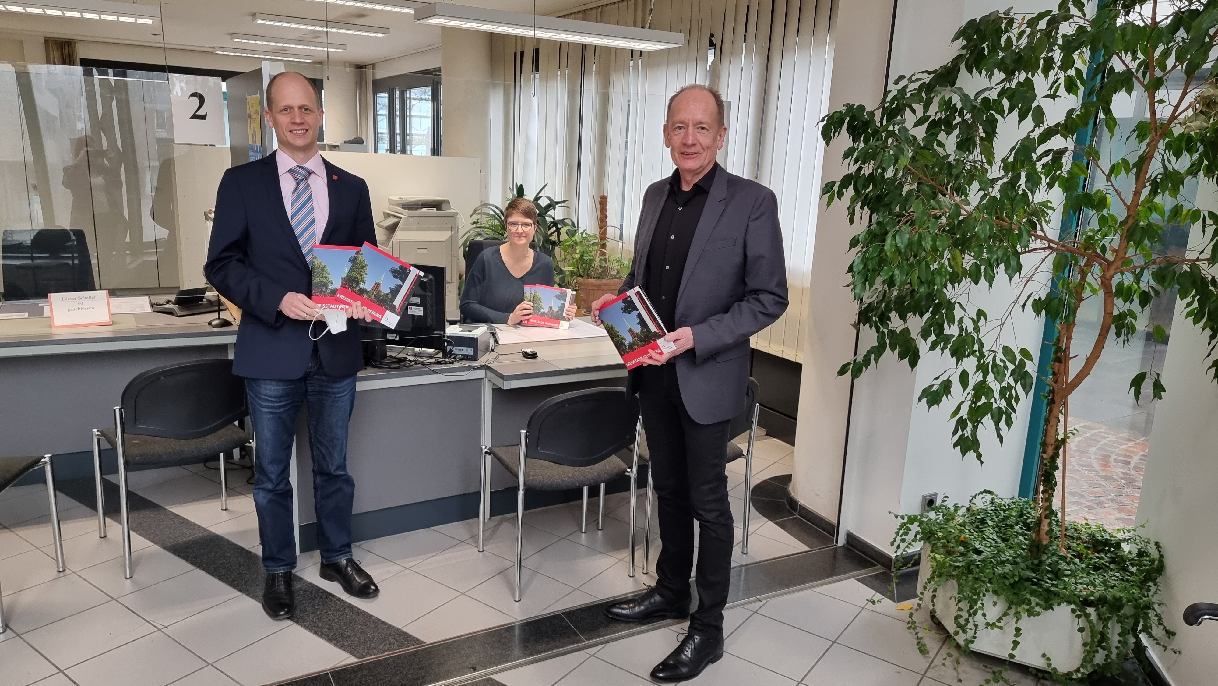 Bürgermeister Kai Louis, Bedienstete Katja Peters, Manfred Zaunbrecher Geschäftsführer Team VK