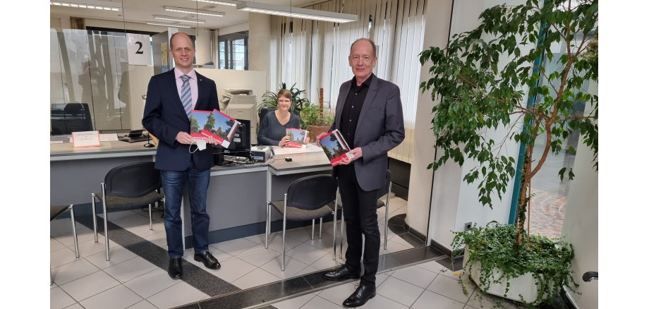 Bürgermeister Kai Louis, Bedienstete Katja Peters, Manfred Zaunbrecher Geschäftsführer Team VK