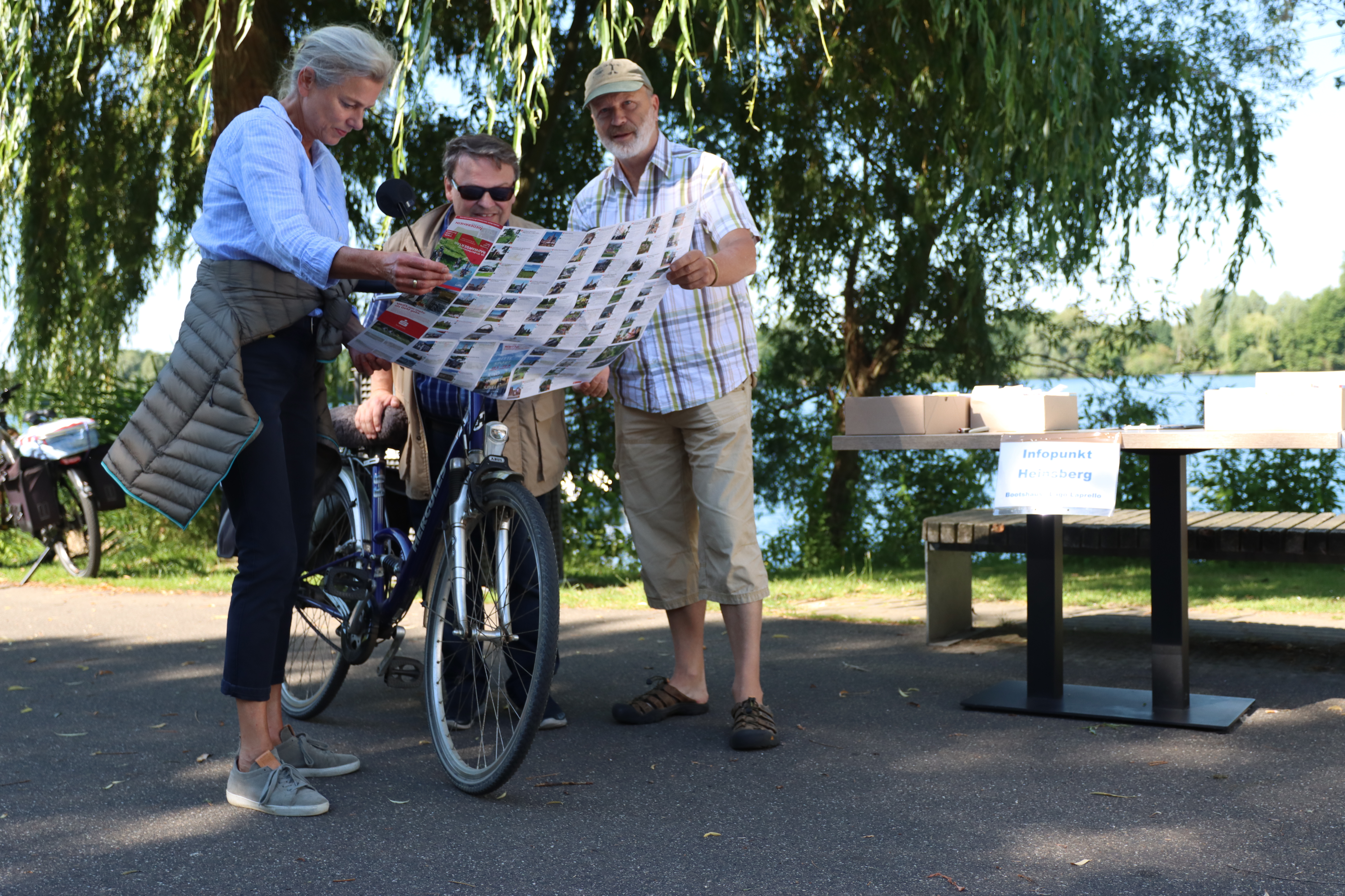 Radfahrer informiert sich