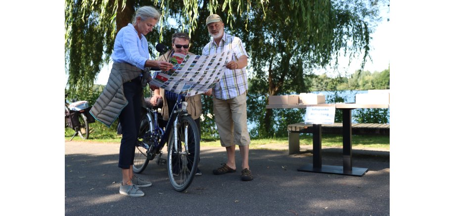 Radfahrer informiert sich