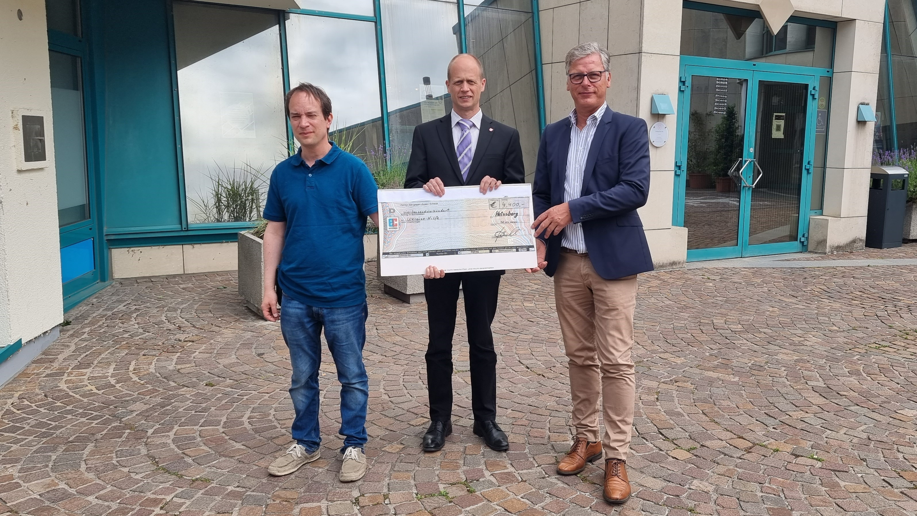 Scheckübergabe am Rathaus