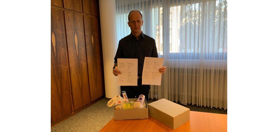 Bürgermeister mit Spendenpaket