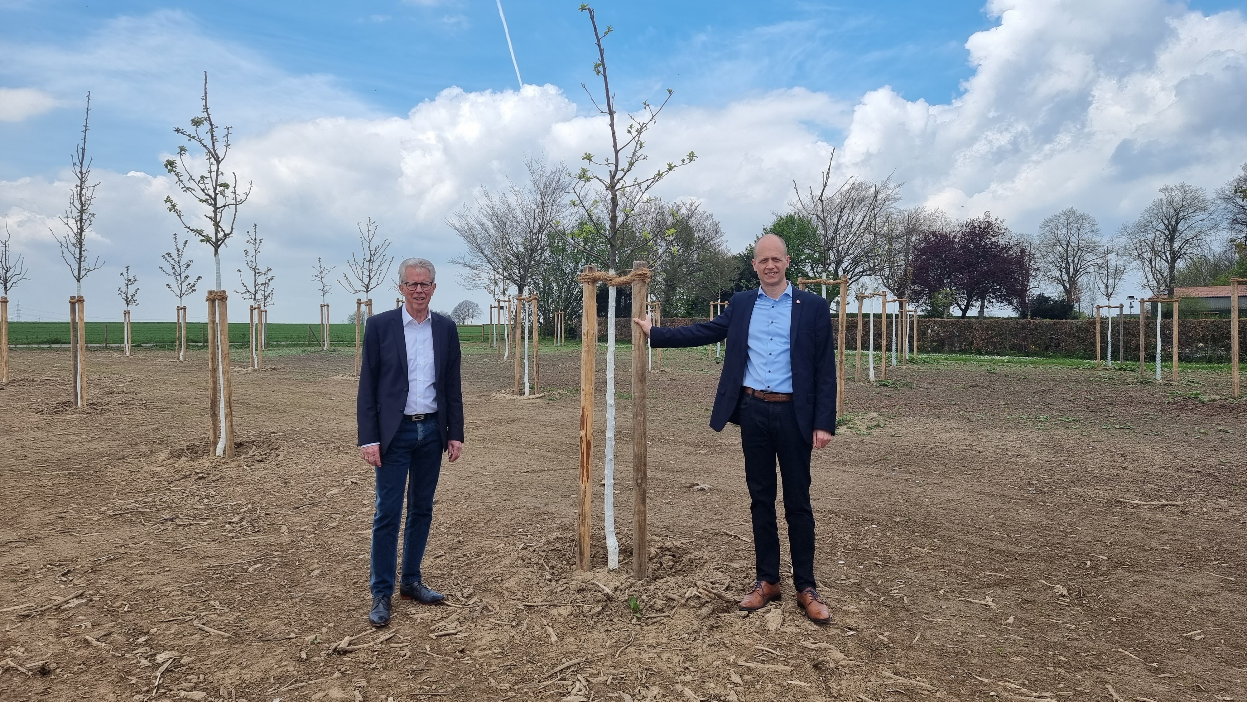 Albert Heitzer und Kai Louis auf der Streuobstwiese in Dremmen