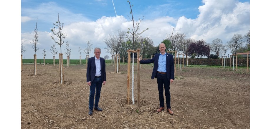 Albert Heitzer und Kai Louis auf der Streuobstwiese in Dremmen