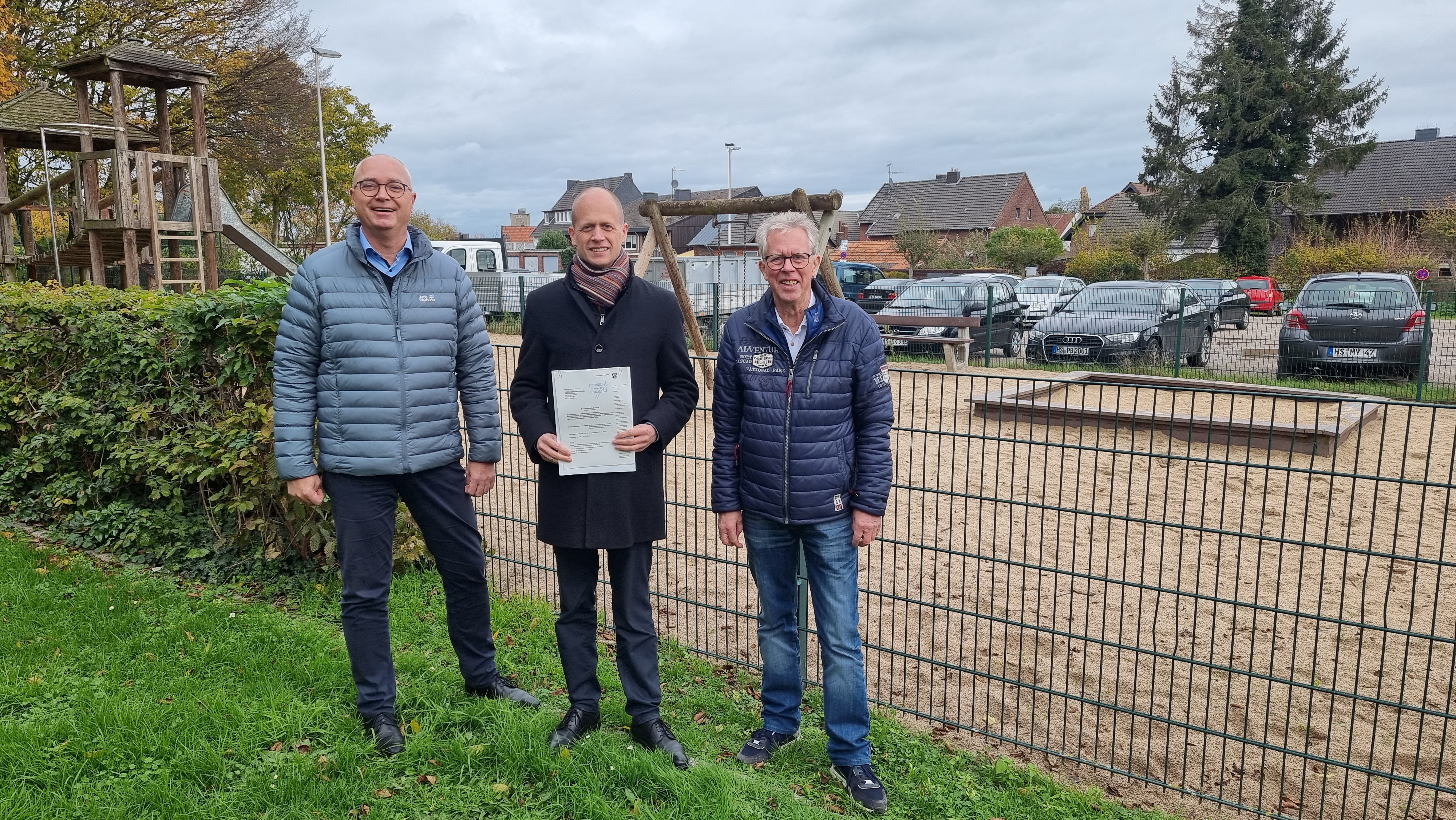 Ratsvertreter Thomas Back, Ortsvorsteher Albert Heitzer, Bürgermeister Kai Louis