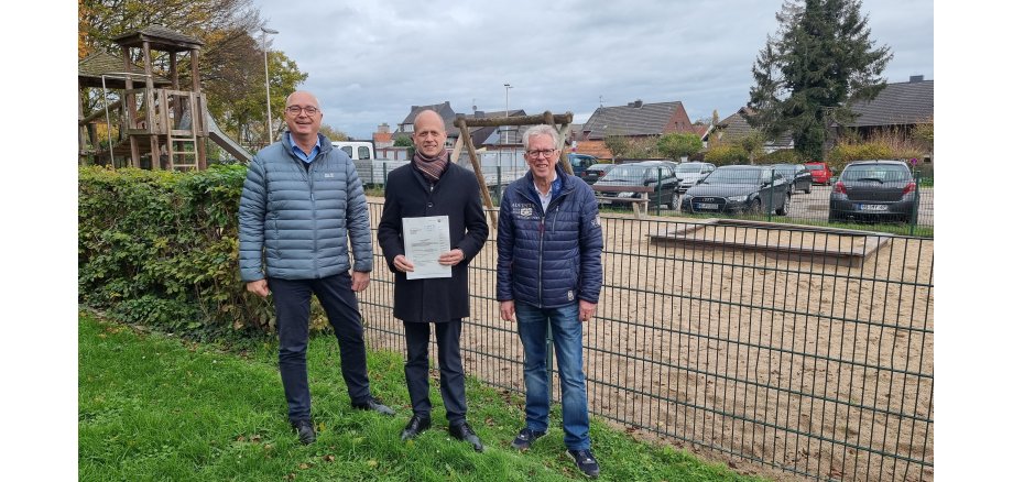 Ratsvertreter Thomas Back, Ortsvorsteher Albert Heitzer, Bürgermeister Kai Louis