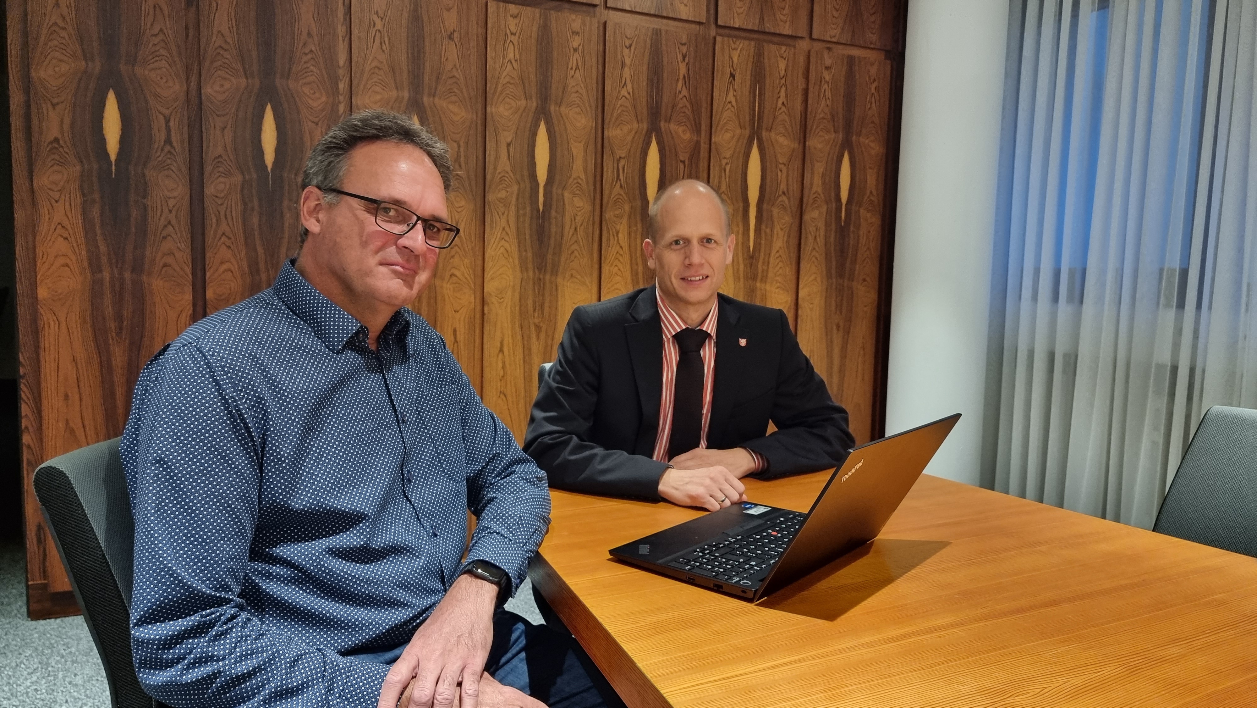 Bürgermeister Kai Louis und Thomas Franken, Digitalisierungsbeauftragter präsentieren die neuen Online Dienste im Serviceportal