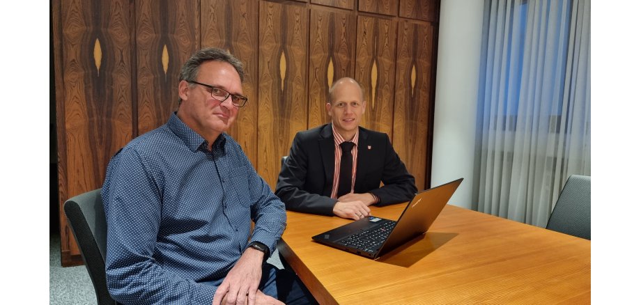 Bürgermeister Kai Louis und Thomas Franken, Digitalisierungsbeauftragter präsentieren die neuen Online Dienste im Serviceportal
