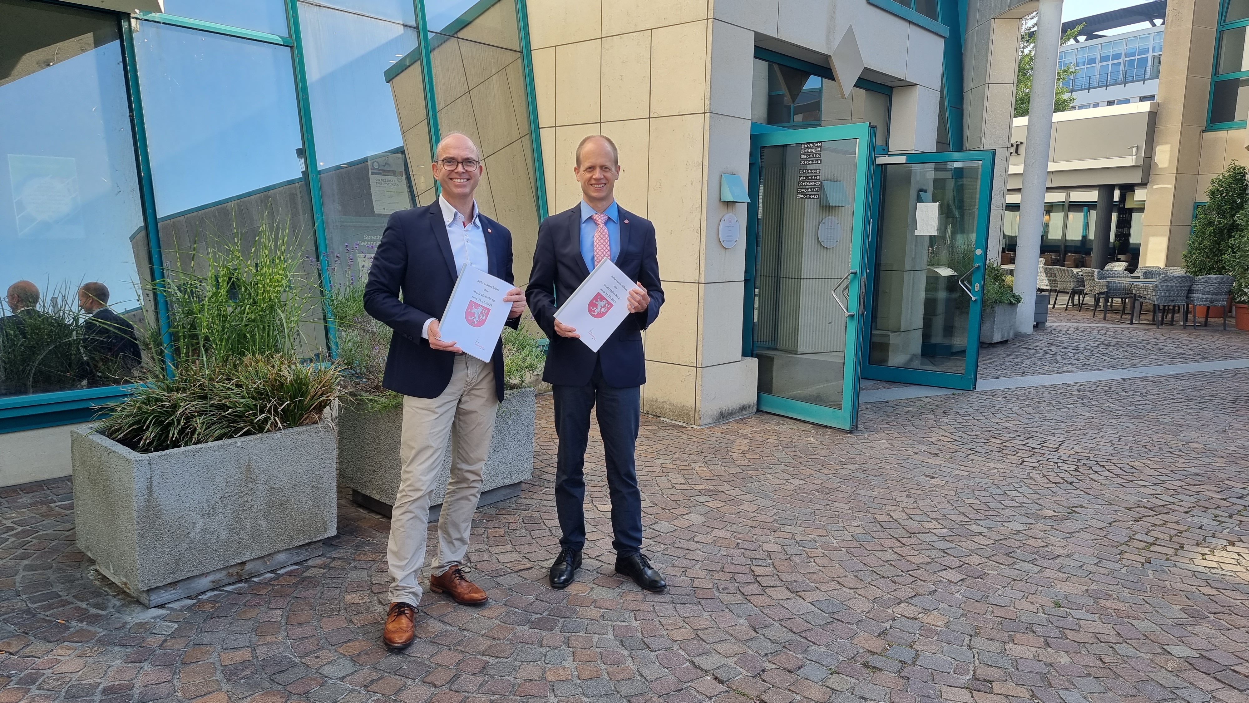 Bürgermeister Kai Louis und Erster Beigeordneter Michael Schmitz präsentieren den Jahresabschluss 2021