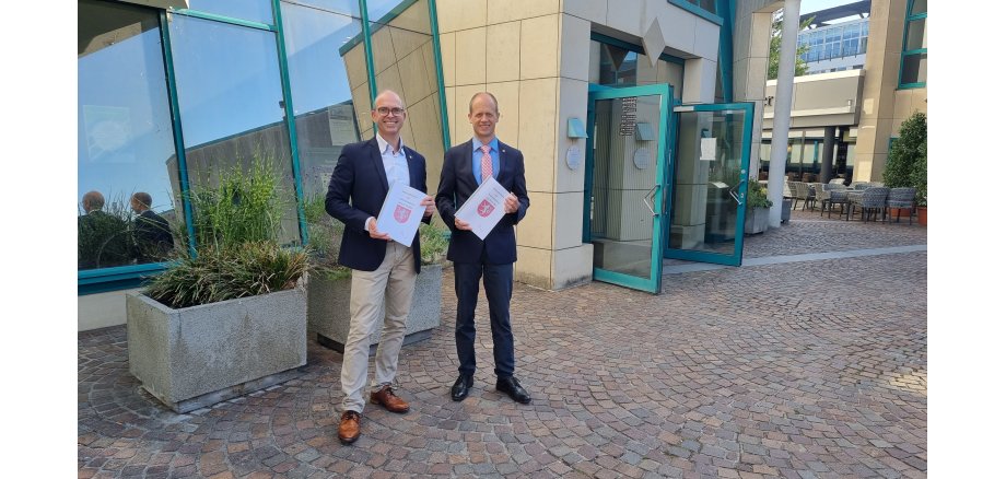 Bürgermeister Kai Louis und Erster Beigeordneter Michael Schmitz präsentieren den Jahresabschluss 2021
