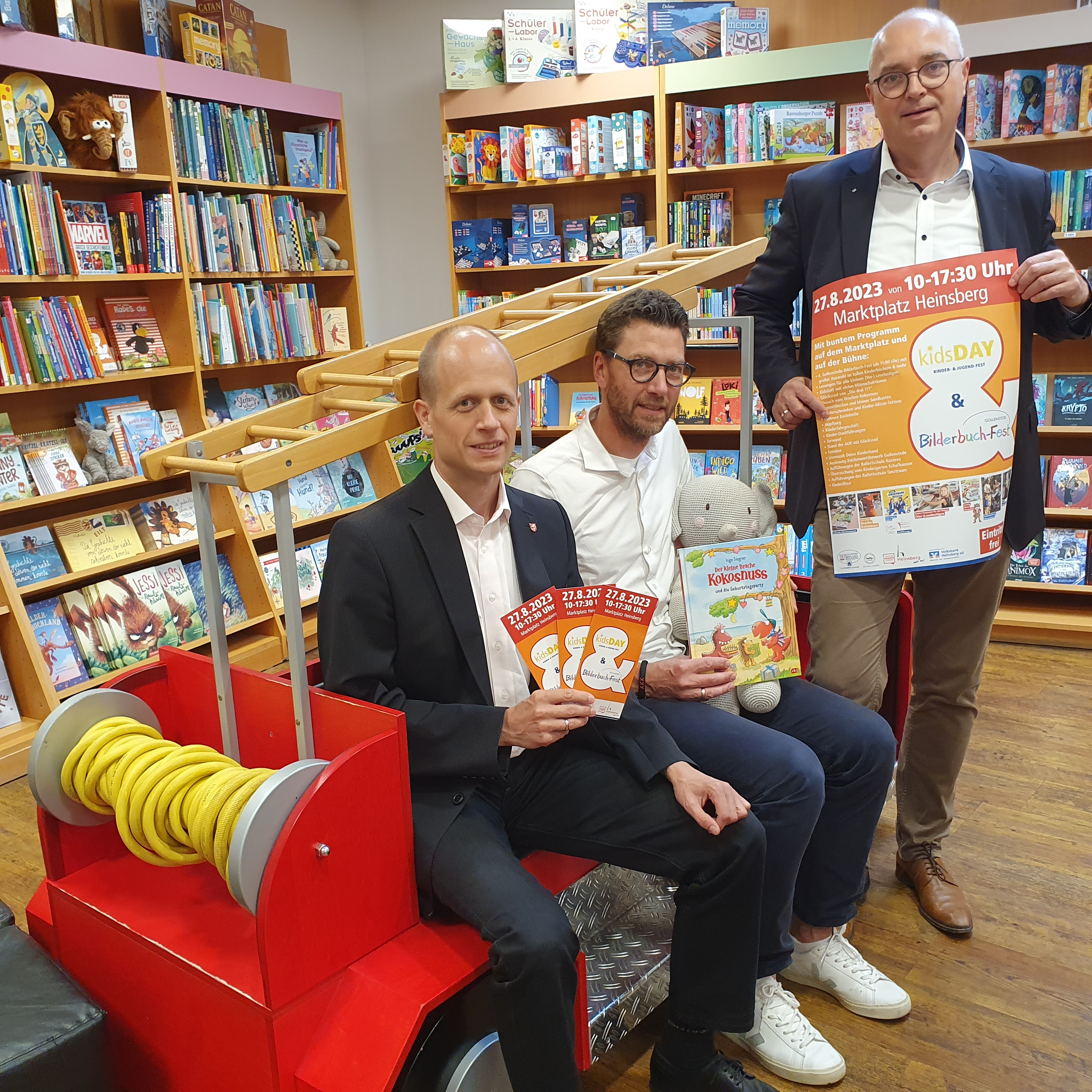 Bürgermeister Kai Louis, Markus Mesche von der Buchhandlung Gollenstede und Thomas Back, Vertreter der Volksbank, wünschen allen Kindern und Eltern einen wundervollen Tag