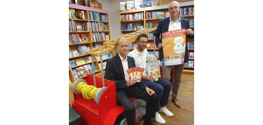 Bürgermeister Kai Louis, Markus Mesche von der Buchhandlung Gollenstede und Thomas Back, Vertreter der Volksbank, wünschen allen Kindern und Eltern einen wundervollen Tag