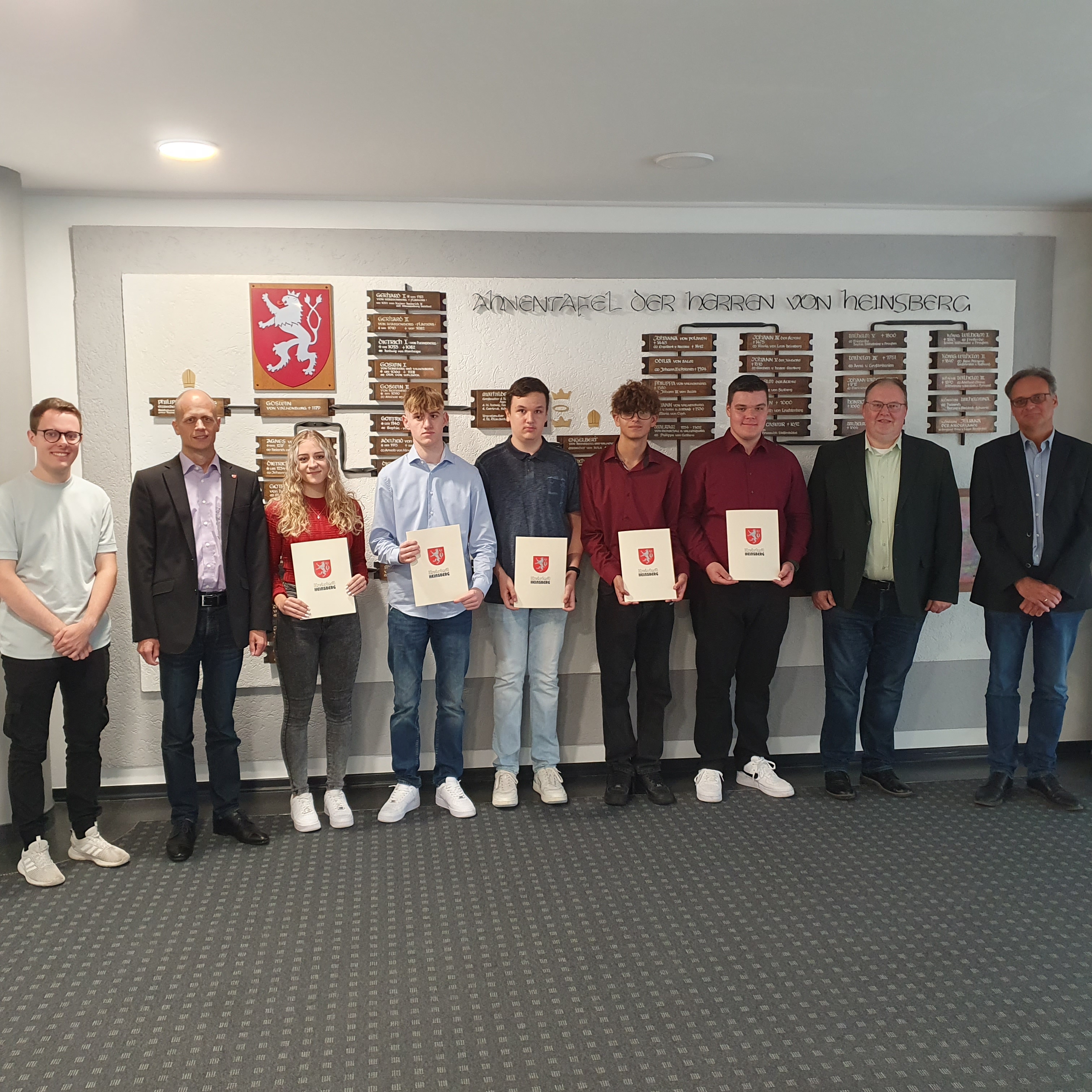 Bildunterschrift: Bürgermeister Kai Louis (2. v.l.), Personalleiter Carsten Cordewener sowie Thomas Franken und Paul Heutz als Vertreter des Personalrates begrüßen die neuen Nachwuchskräfte