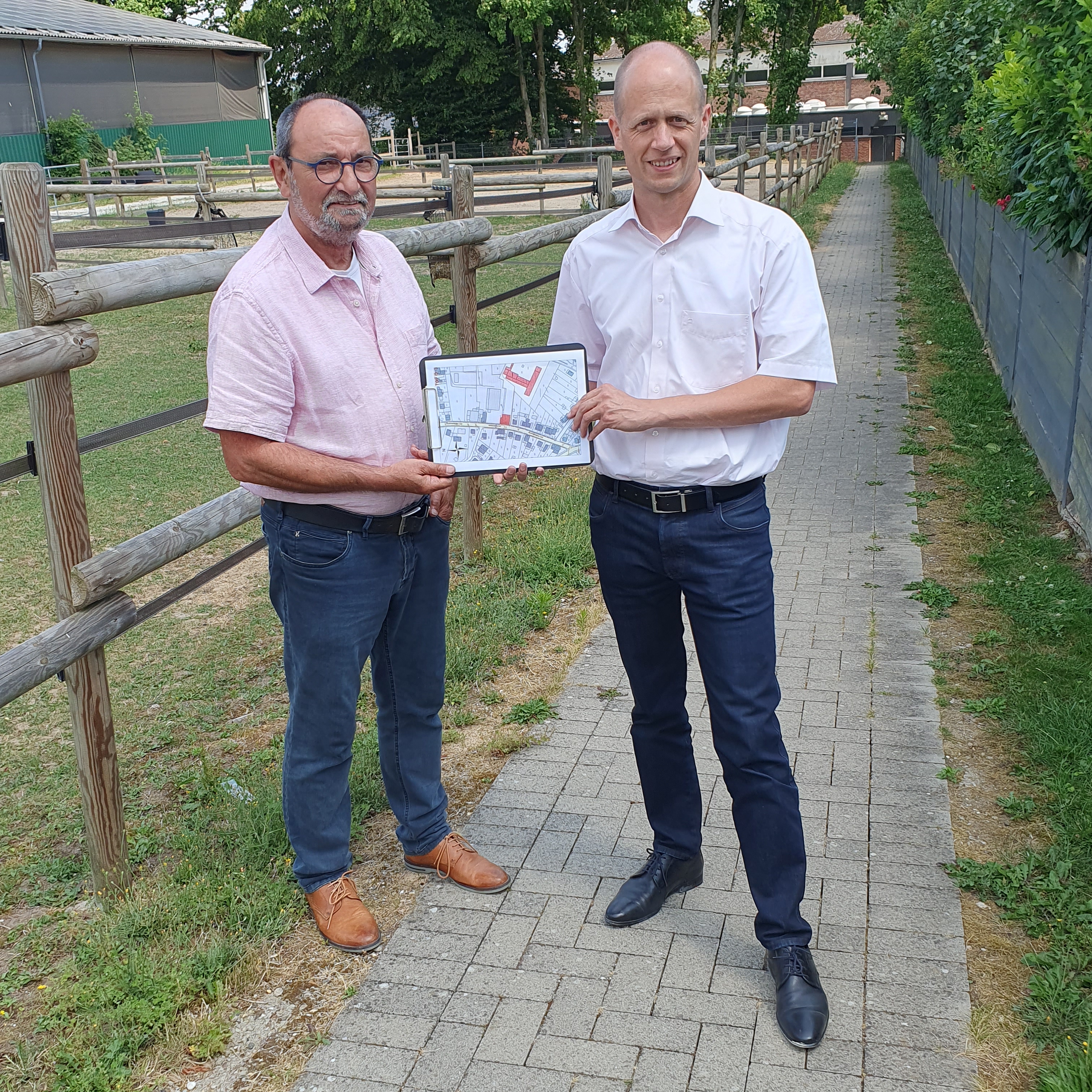 Bürgermeister Kai Louis und Ortsvorsteher Alexander Schmitz am verlagerten Parkplatz