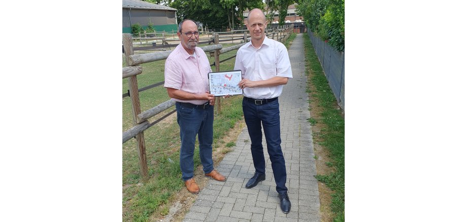 Bürgermeister Kai Louis und Ortsvorsteher Alexander Schmitz am verlagerten Parkplatz