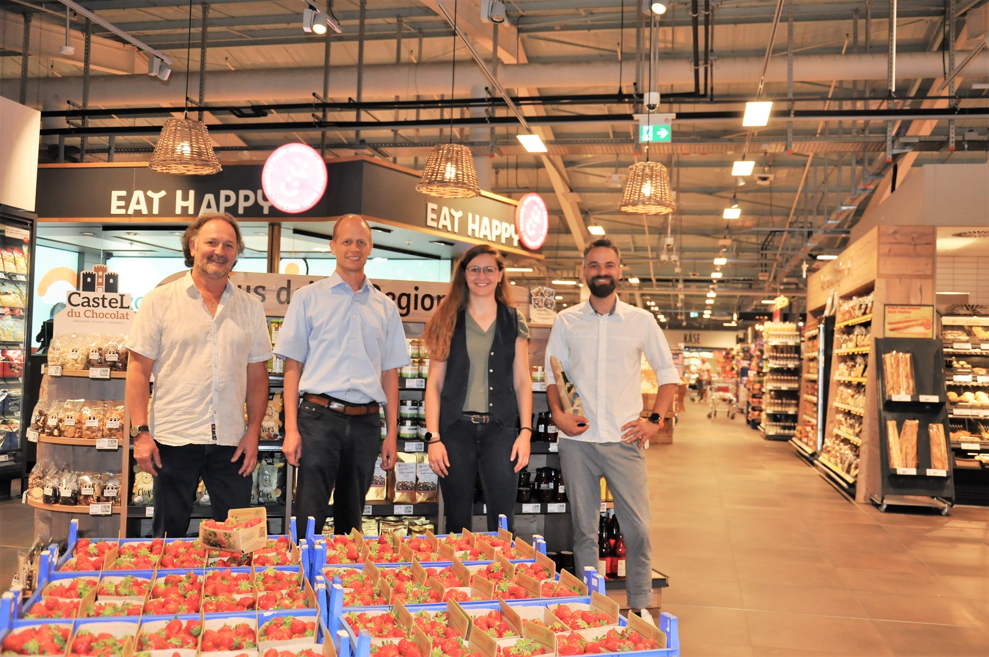 Jürgen Dick, Vorsitzender der Interessengemeinschaft Heinsberger Industriegebiet, und Bürgermeister Kai Louis wünschen Inhaberin Theresa Arndt und Ehemann Dan viel Erfolg