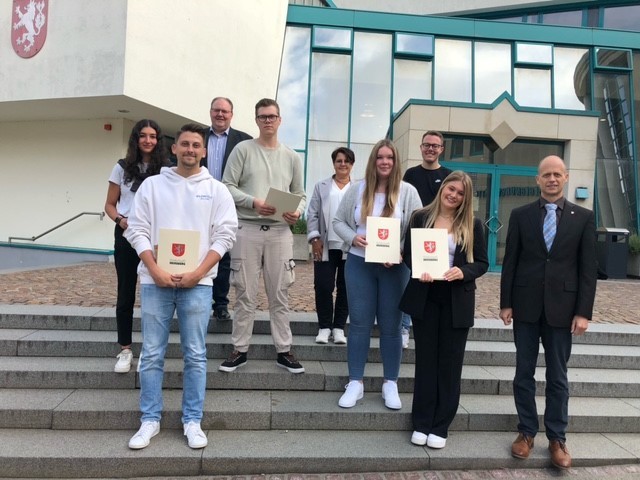 Bürgermeister Kai Louis, Personalleiter Carsten Cordewener und Erika Voß-Wählen als Vertreterin des Personalrates wünschen den neuen Nachwuchskräften viel Erfolg