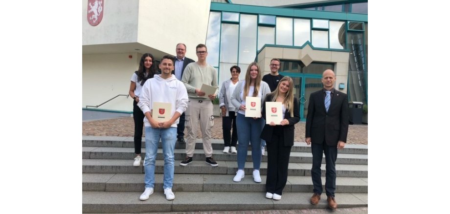 Bürgermeister Kai Louis, Personalleiter Carsten Cordewener und Erika Voß-Wählen als Vertreterin des Personalrates wünschen den neuen Nachwuchskräften viel Erfolg