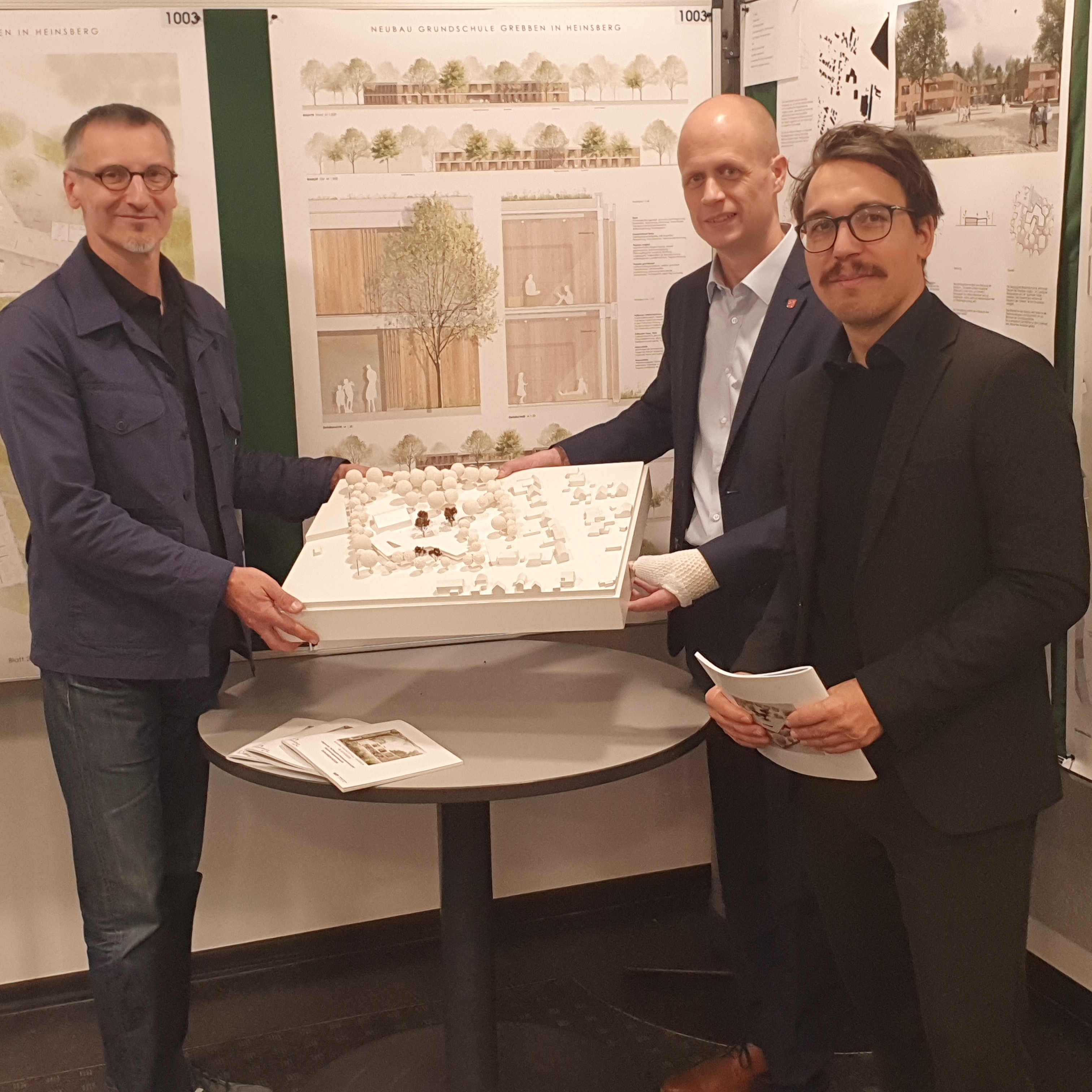 Architekt Dirk Pussert, Bürgermeister Kai Louis und Landchaftsarchitekt Martin Mengs mit dem Gewinnermodell