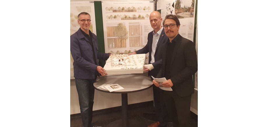 Architekt Dirk Pussert, Bürgermeister Kai Louis und Landchaftsarchitekt Martin Mengs mit dem Gewinnermodell