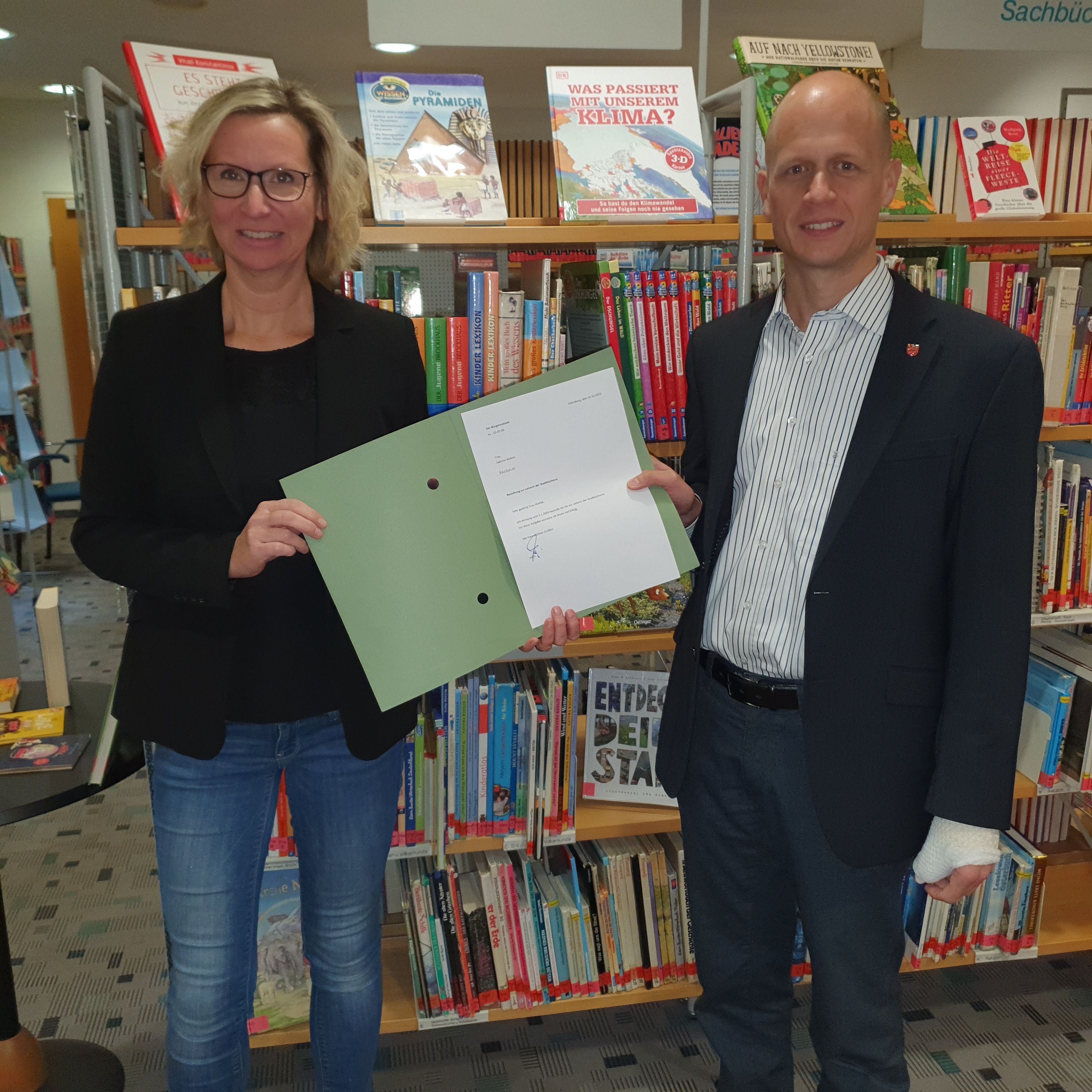 Bürgermeister Kai Louis und Sabrina Wallek, neue Leiterin der Stadtbücherei Heinsberg 