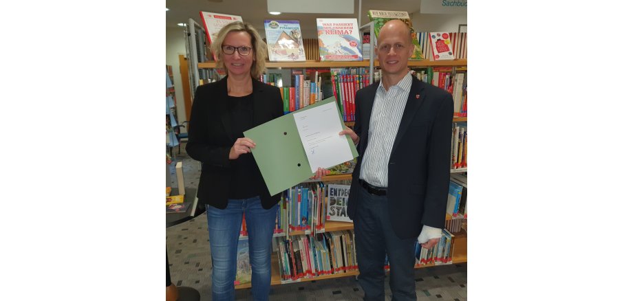 Bürgermeister Kai Louis und Sabrina Wallek, neue Leiterin der Stadtbücherei Heinsberg 