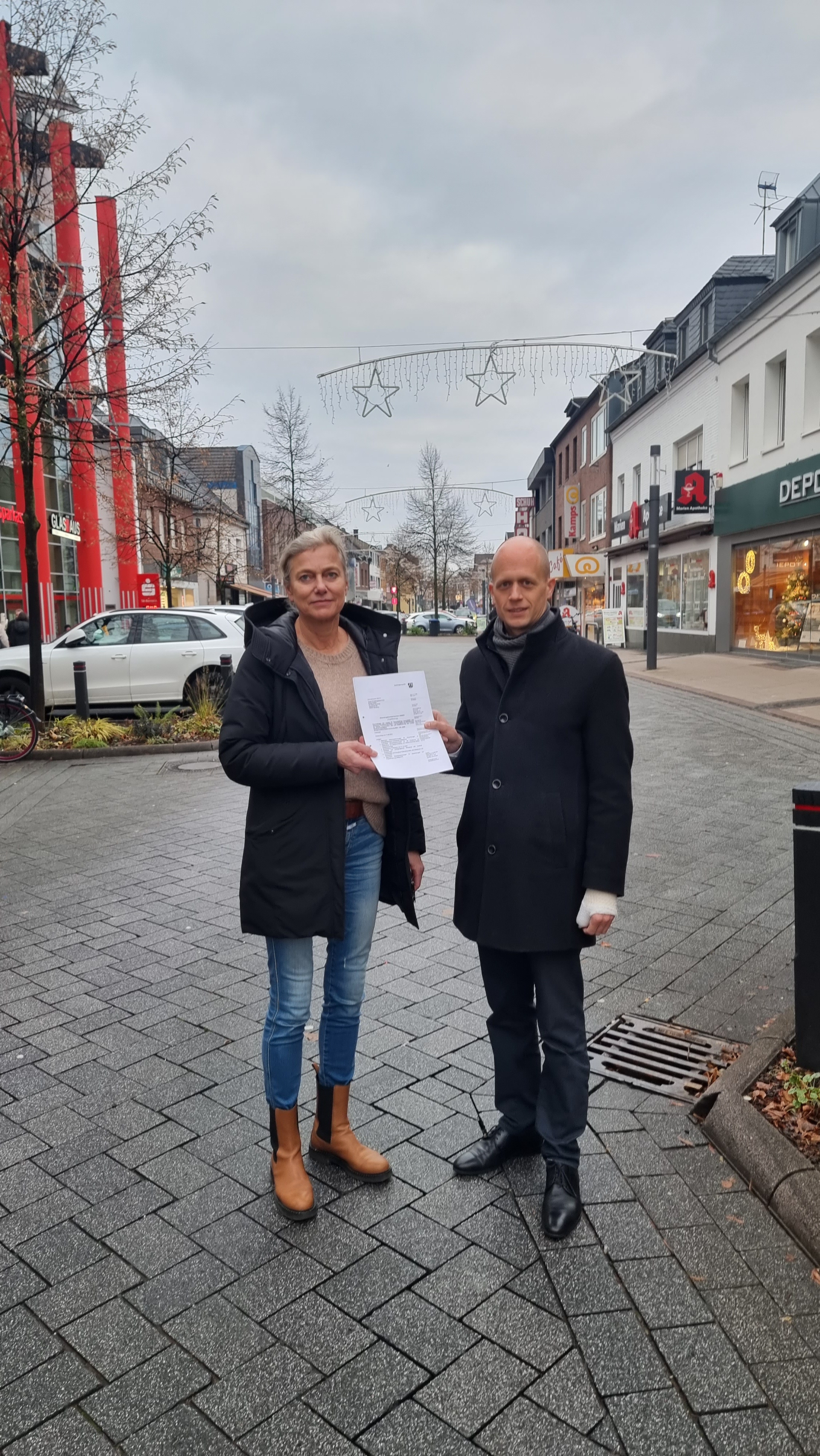 Bürgermeister Kai Louis und Bettina Walde mit der Zusage zum Förderbescheid