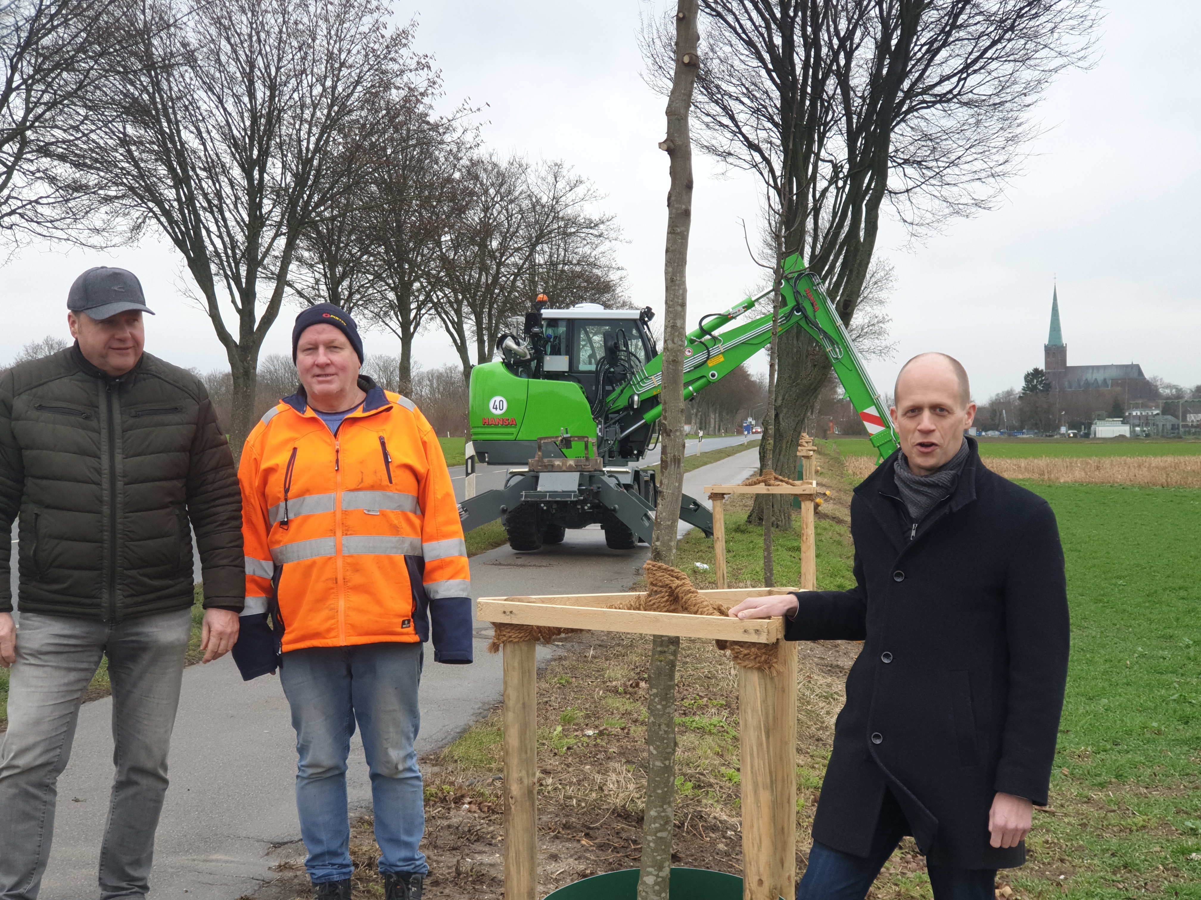 Mitarbeiter des Bauhofes und Bürgermeister Kai Louis Baumpflanzaktion