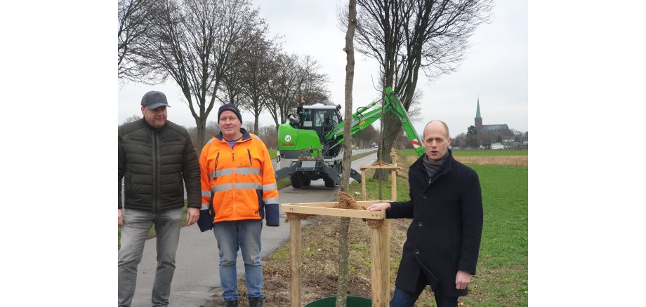 Mitarbeiter des Bauhofes und Bürgermeister Kai Louis Baumpflanzaktion