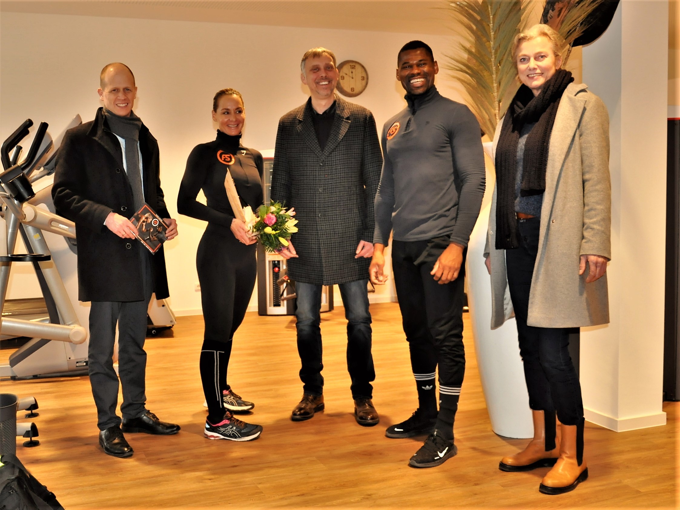 Kai Louis,Bürgermeister der Stadt Heinsberg, begrüßt Simone und Albert Kitenge im Fitness-Studio