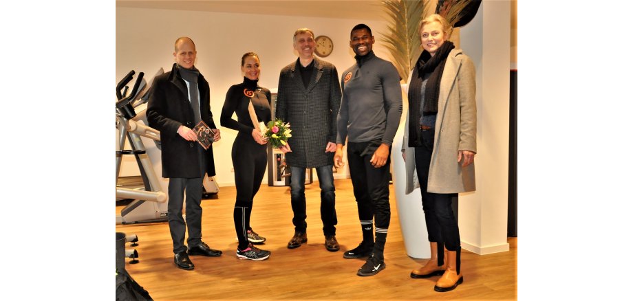 Kai Louis,Bürgermeister der Stadt Heinsberg, begrüßt Simone und Albert Kitenge im Fitness-Studio