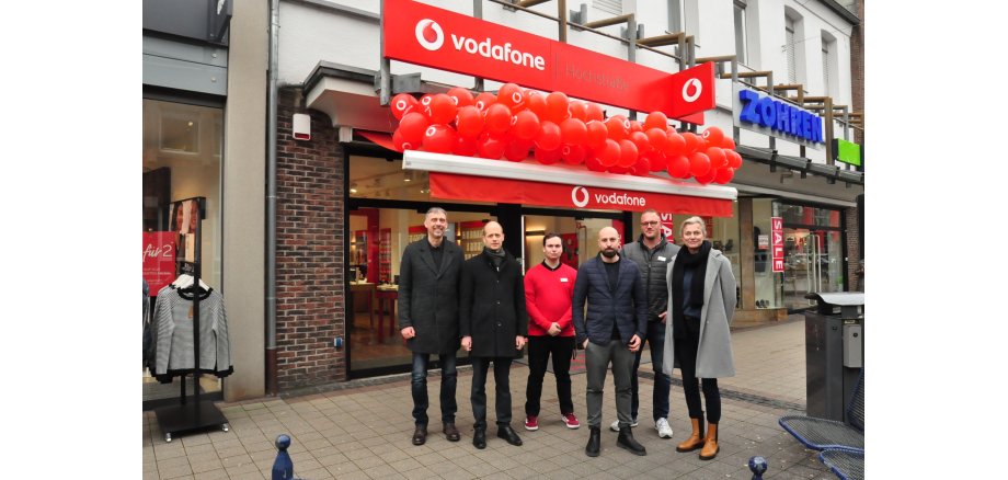 Vertreter der Stadt und des Gewerbe- und Verkehrsvereins vor dem Vodafone-Store