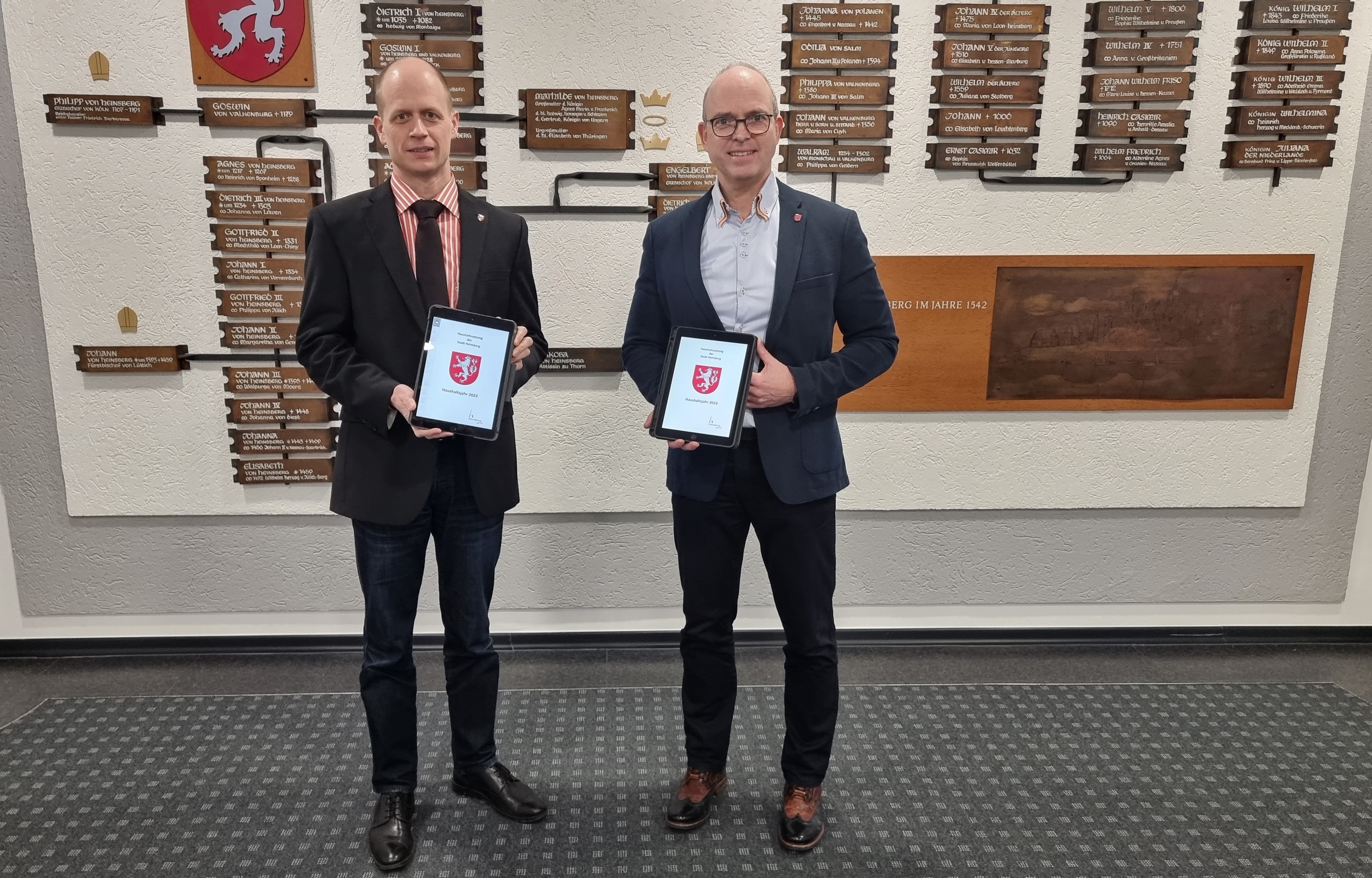 Erster Beigeordneter Michael Schmitz und Bürgermeister Kai Louis präsentieren den Haushalt 2023