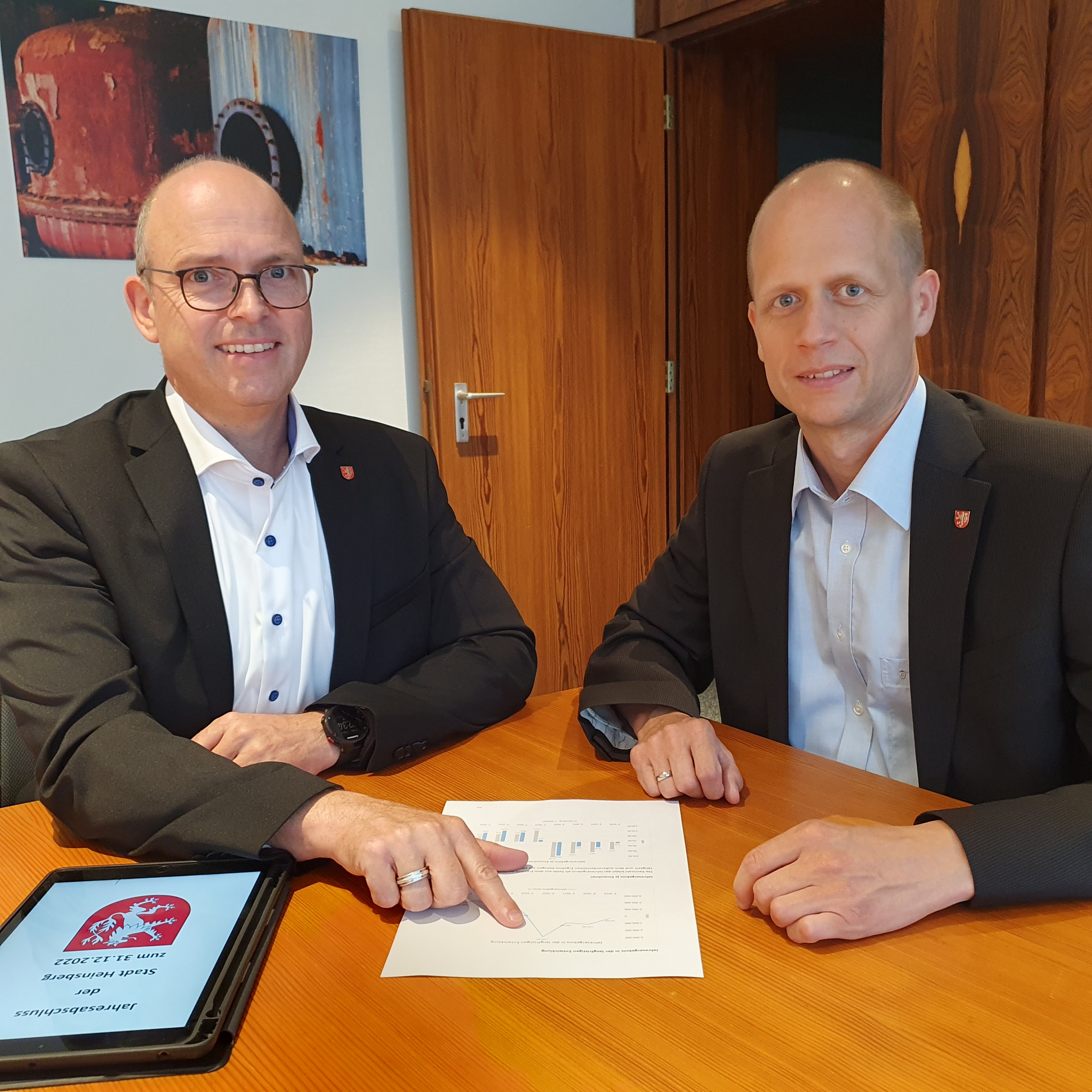 Bürgermeister Kai Louis und Kämmerer Michael Schmitz freuen sich über das gute Ergebnis