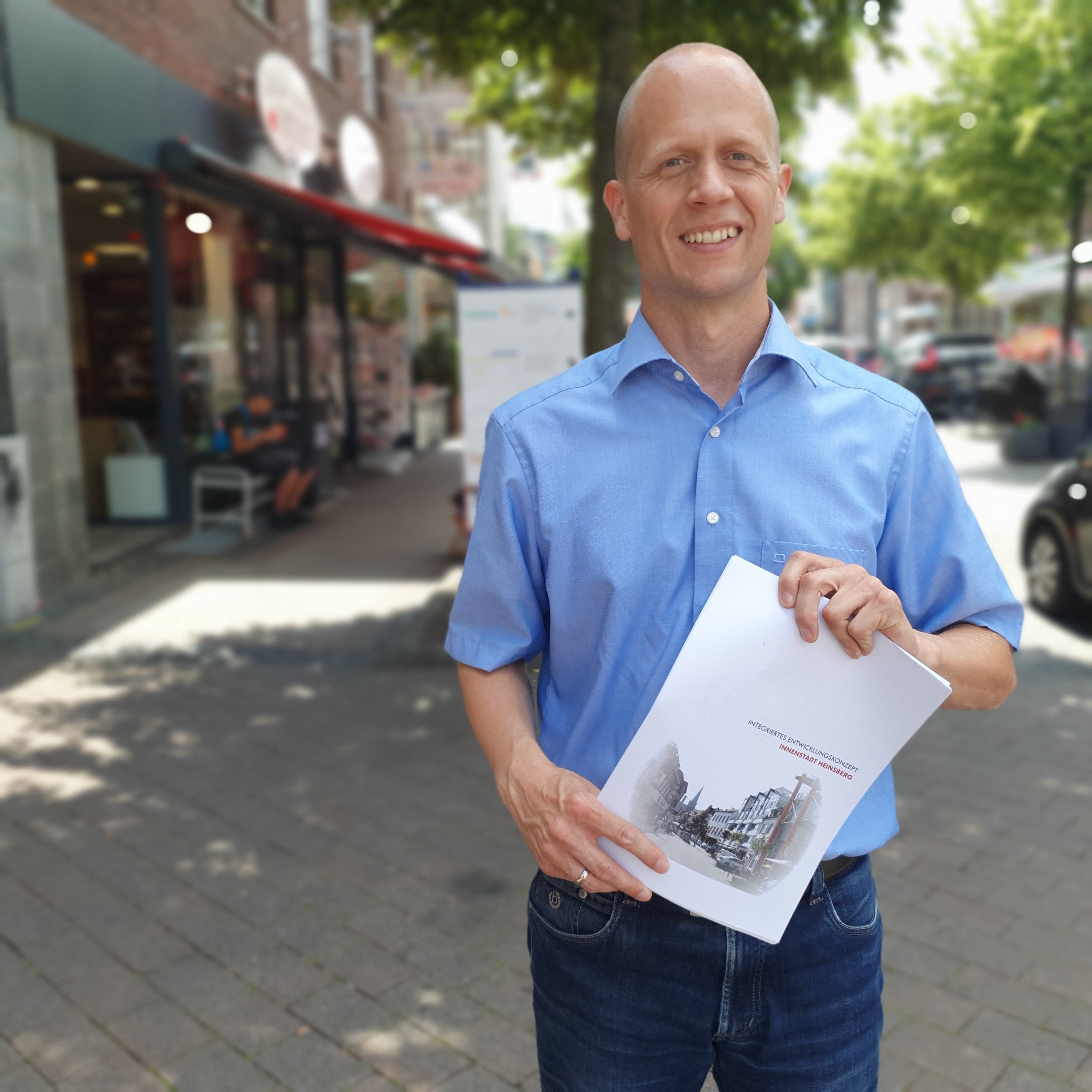 Bürgermeister Kai Louis in der Heinsberger Innenstadt