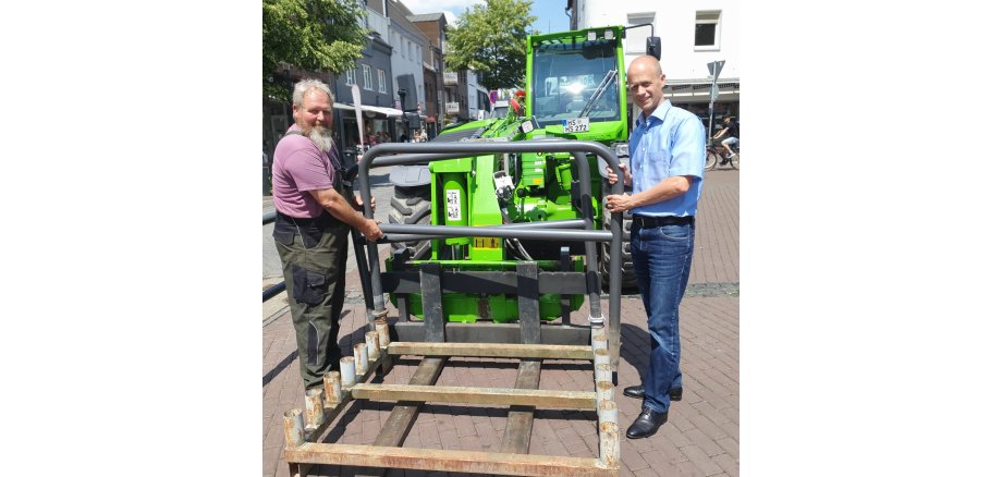 Bürgermeister Kai Louis mit einem Mitarbeiter des Bauhofs auf dem Heinsberger Marktplatz