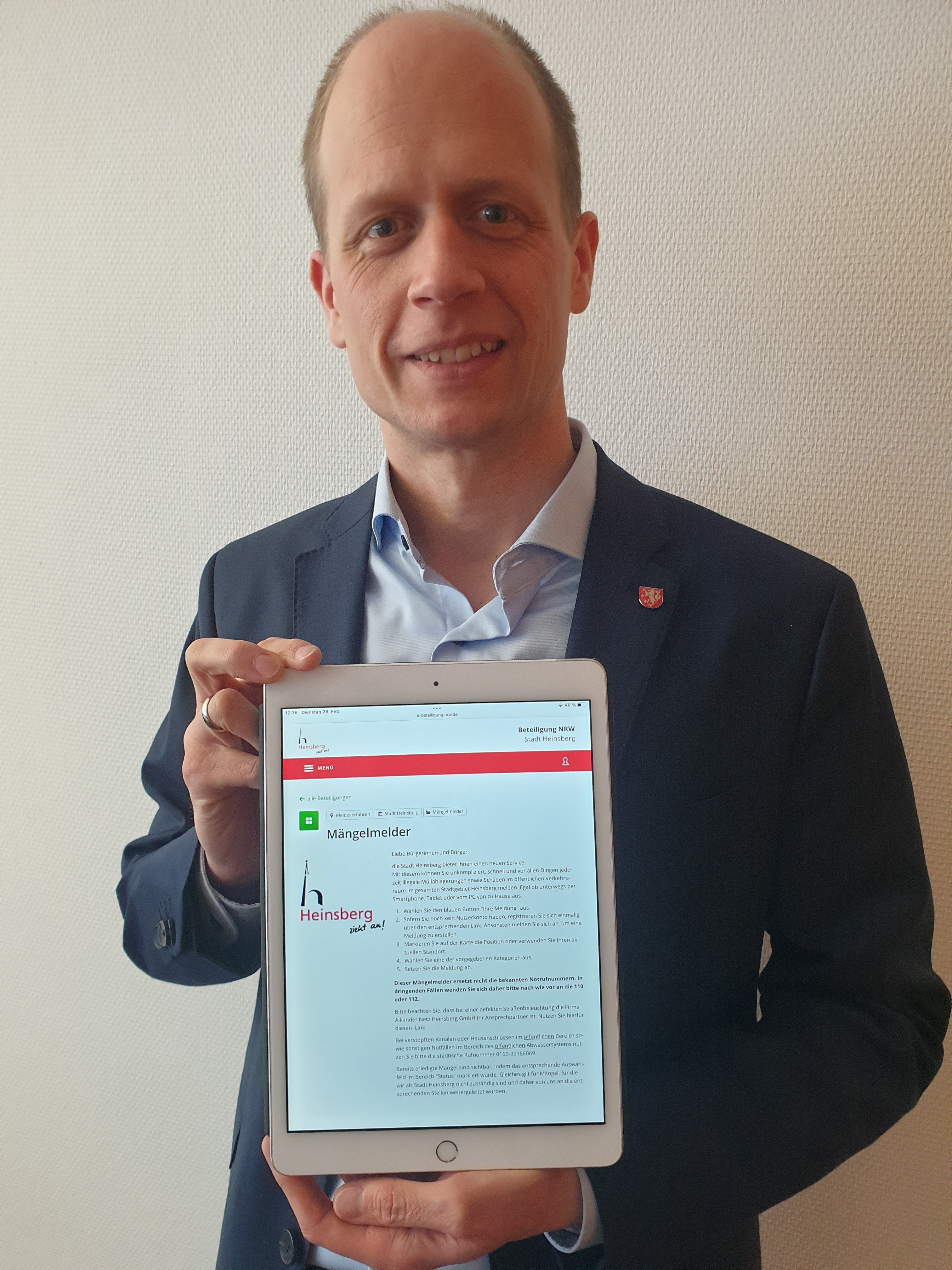 Bürgermeister präsentiert Mängelmelder