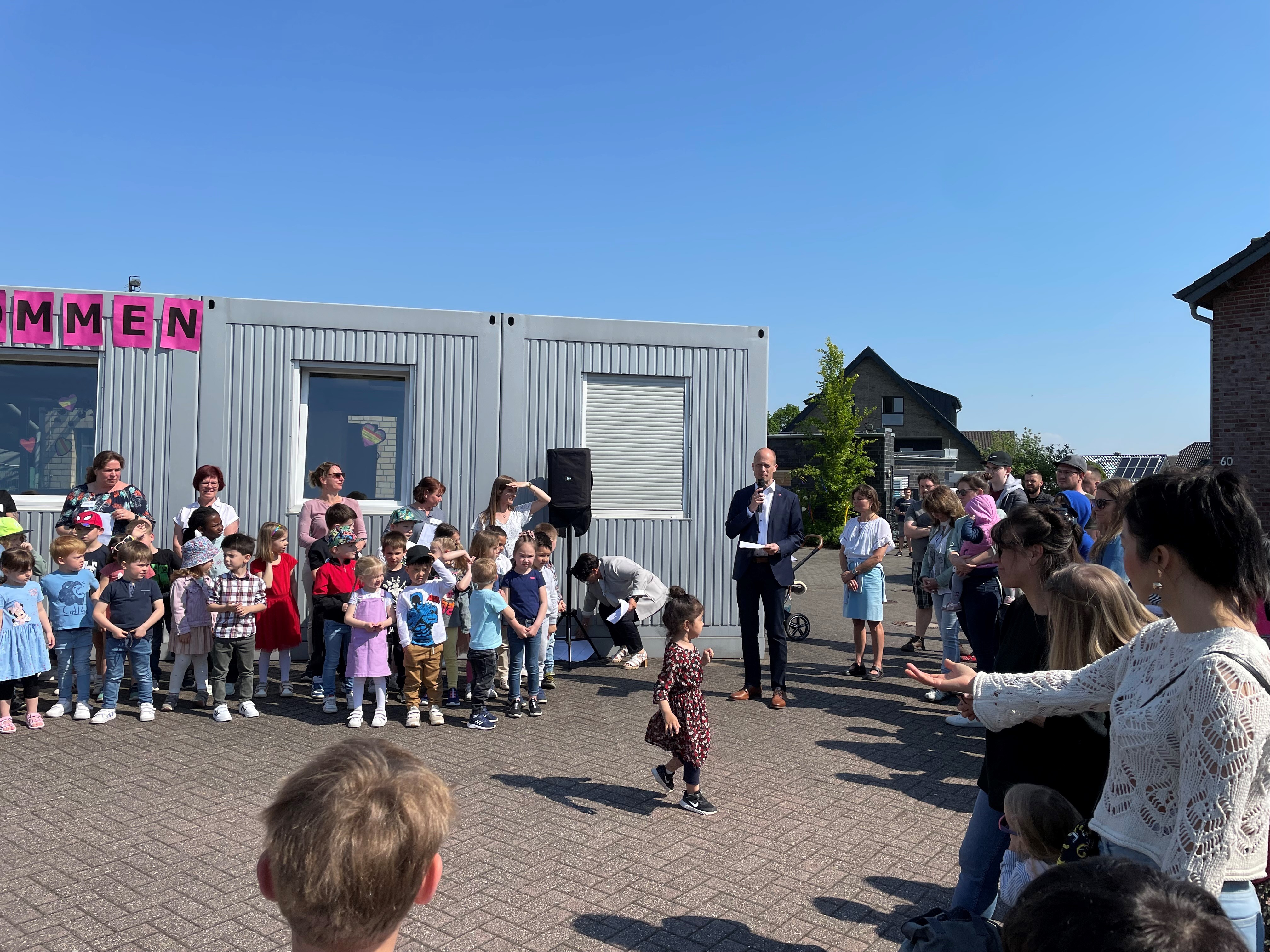 Bürgermeister Kai Louis (Mitte) eröffnete das Fest der Kita Magdeburger Straße