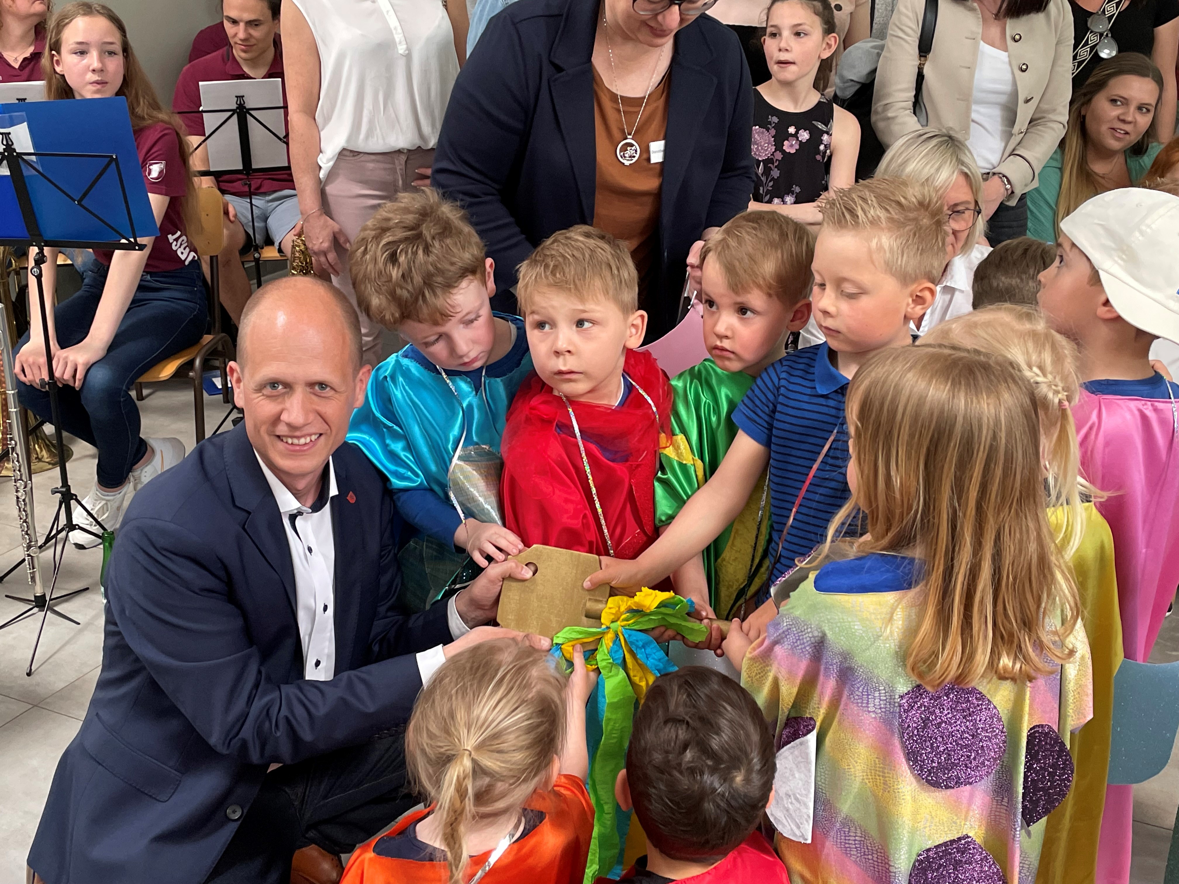 Bürgermeister Kai Louis übergibt den Schlüssel für die neue Kita in Porselen symbolisch an die Kinder 