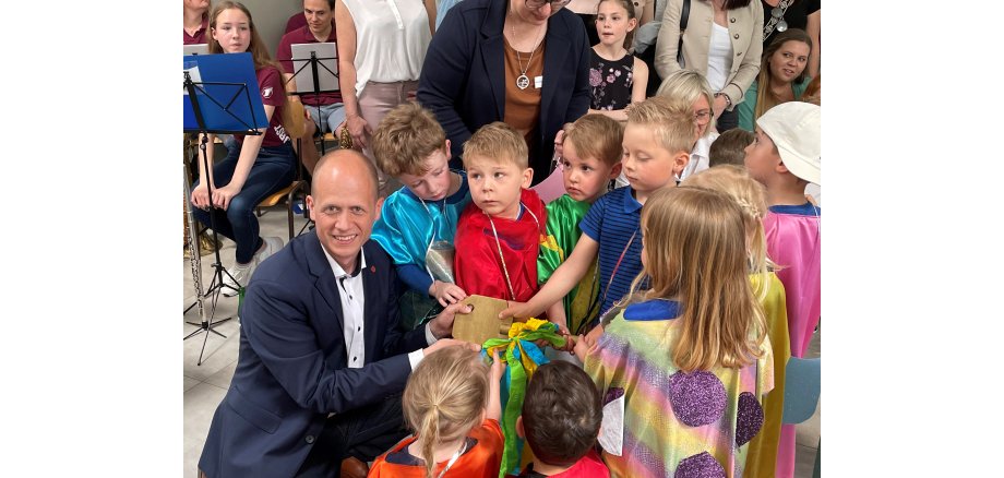 Bürgermeister Kai Louis übergibt den Schlüssel für die neue Kita in Porselen symbolisch an die Kinder 