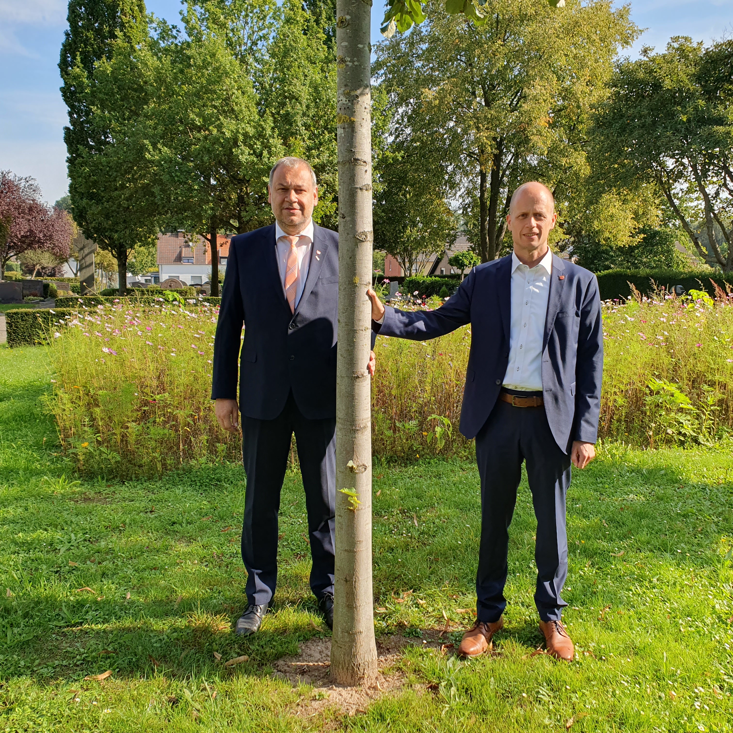 Bürgermeister Kai Louis und Johannes Geiser, Ortsvorsteher von Heinsberg-Kirchhoven, auf dem alten Friedhof