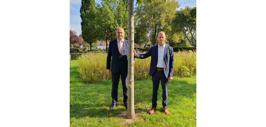 Bürgermeister Kai Louis und Johannes Geiser, Ortsvorsteher von Heinsberg-Kirchhoven, auf dem alten Friedhof