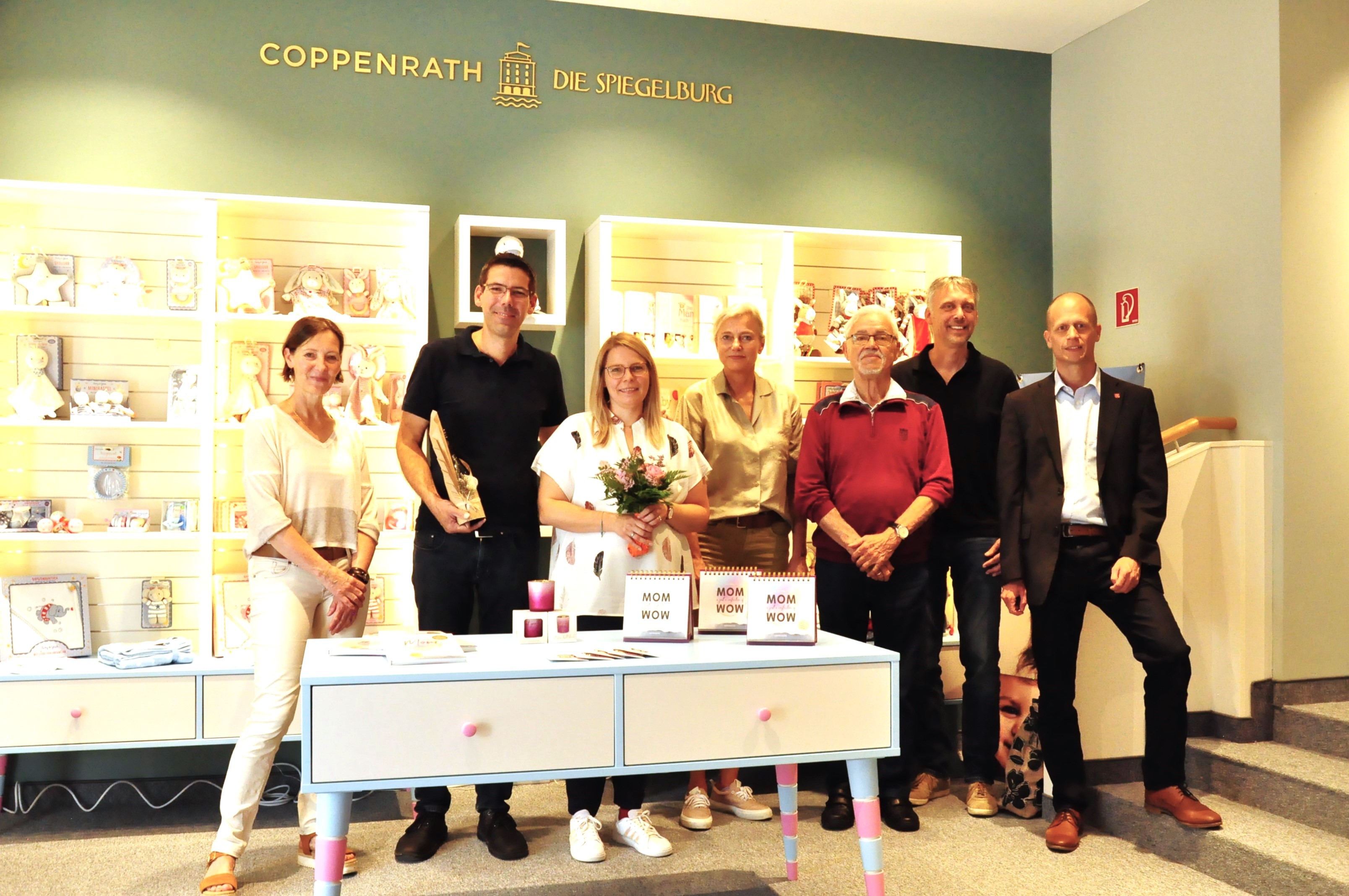 Bürgermeister Kai Louis, Stefan Otto und Silke Krupke vom Gewerbe und Verkehrsvereins und Bettina Walde, Citymanagement, gratulieren Familie Frentzen zur Geschäftseröffnung