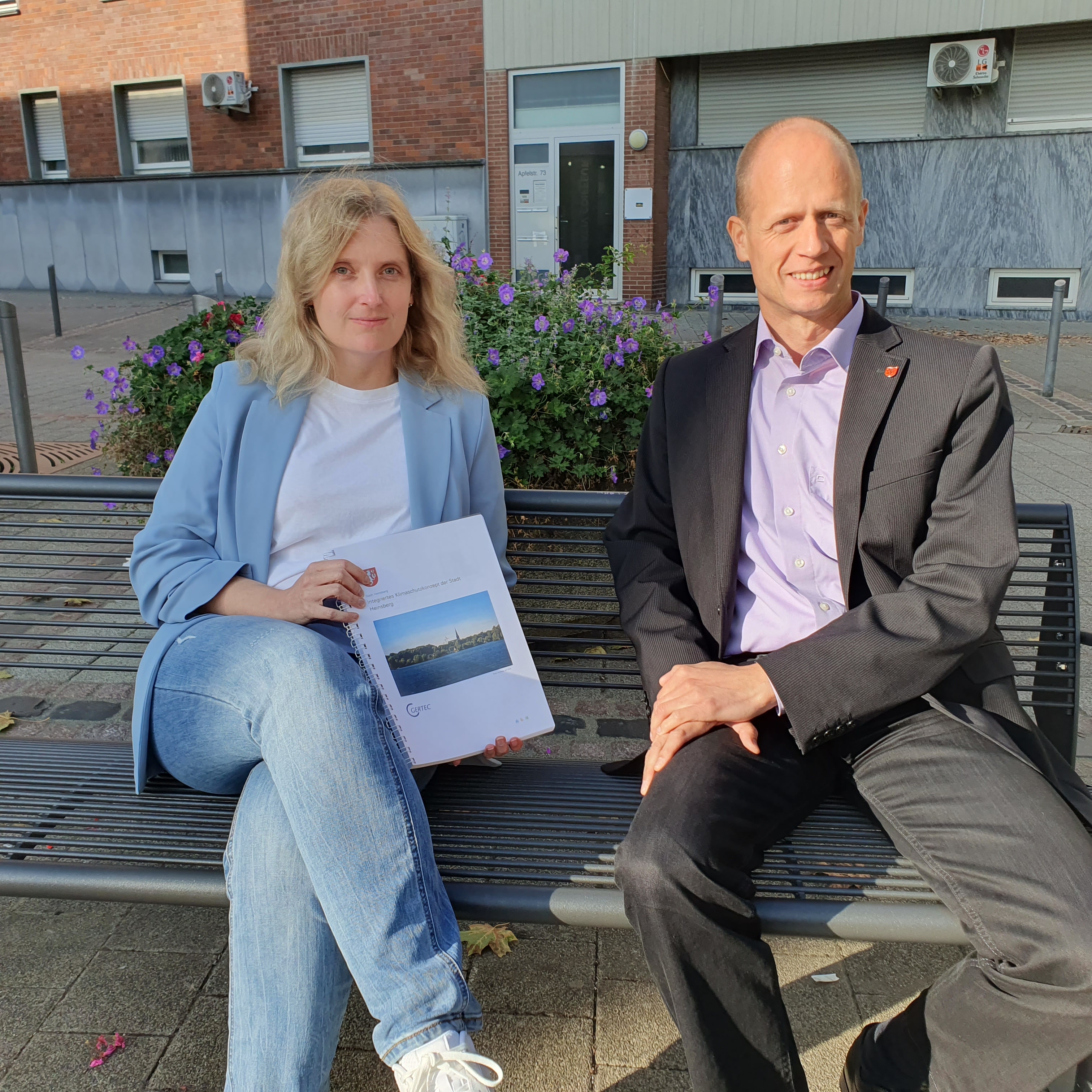 Christina Rausch, Klimaschutzmanagerin der Stadt Heinsberg und Bürgermeister Kai Louis
