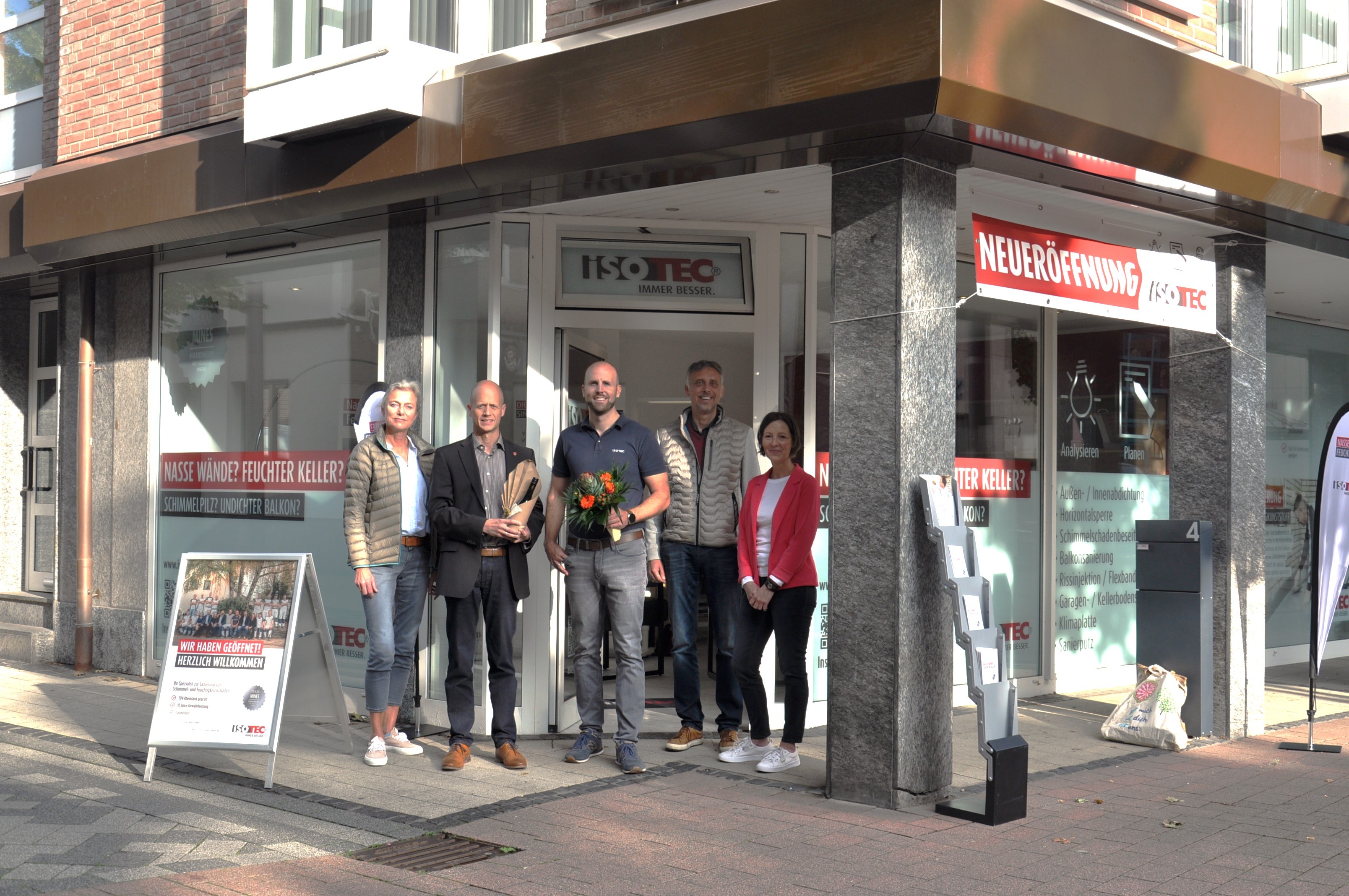 Bürgermeister Kai Louis, Bettina Walde, Citymanagement, Stefan Otto und Silke Krupke vom Gewerbe und Verkehrsvereins wünschen Vertriebsleiter Ruben Kohn und seinem Team viel Erfolg