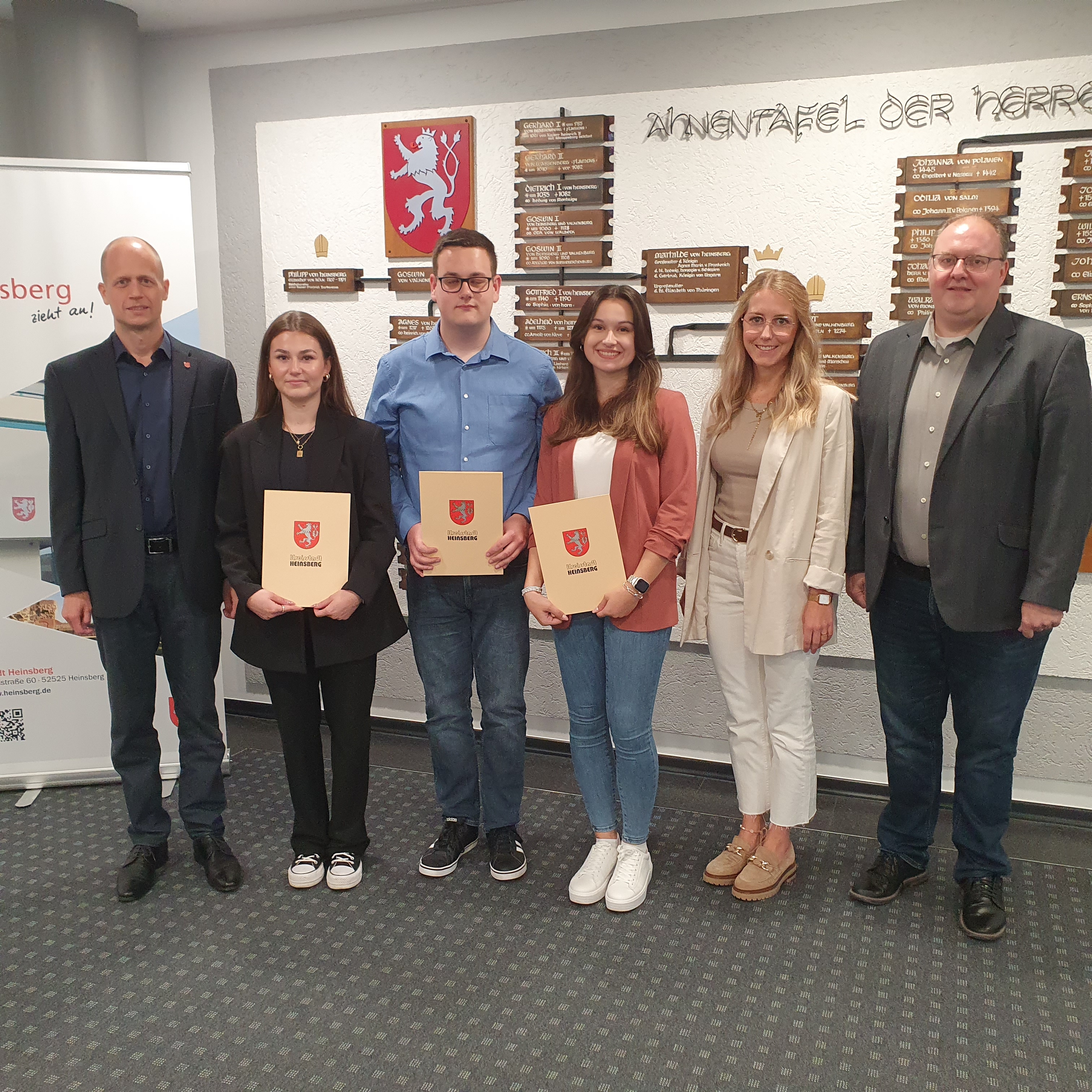 Bürgermeister Kai Louis, Hannah Goertz und Personalleiter Carsten Cordewener gratulieren den neuen Nachwuchskräften