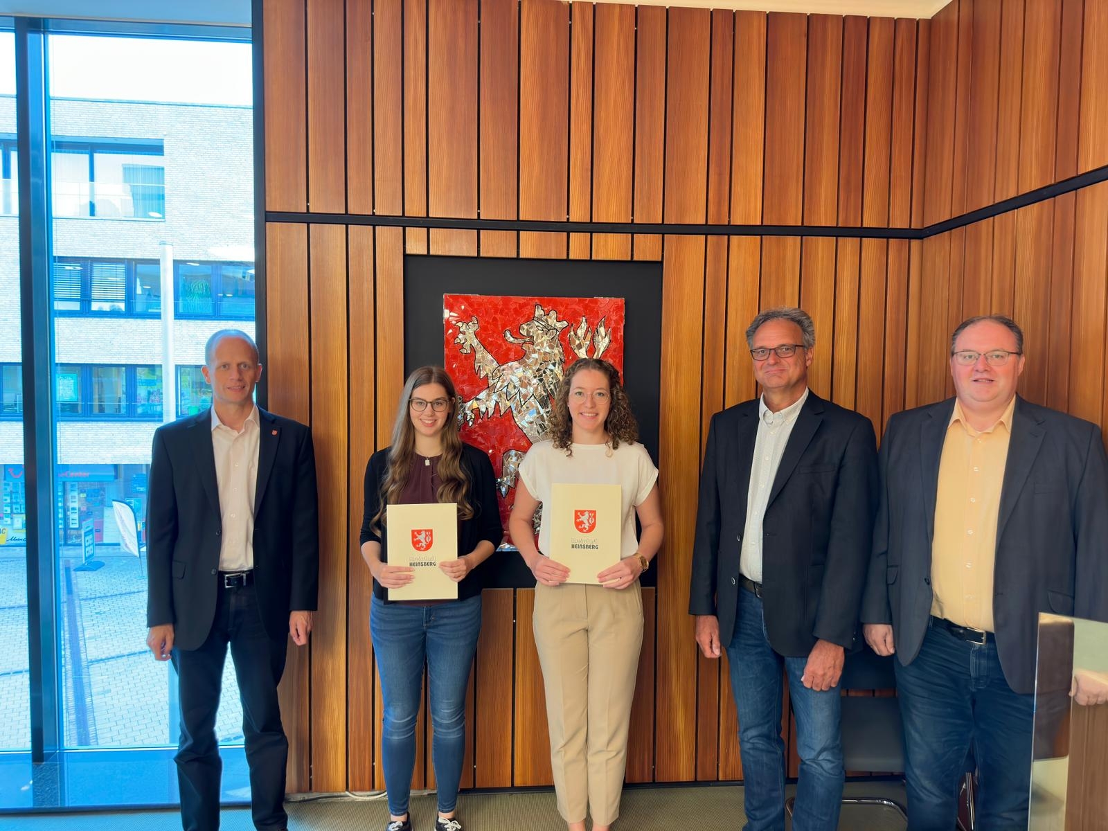 Bürgermeister Kai Louis, Thomas Franken als Vertreter des Personalrates und Personalleiter Carsten Cordewener gratulieren den Absolventinnen