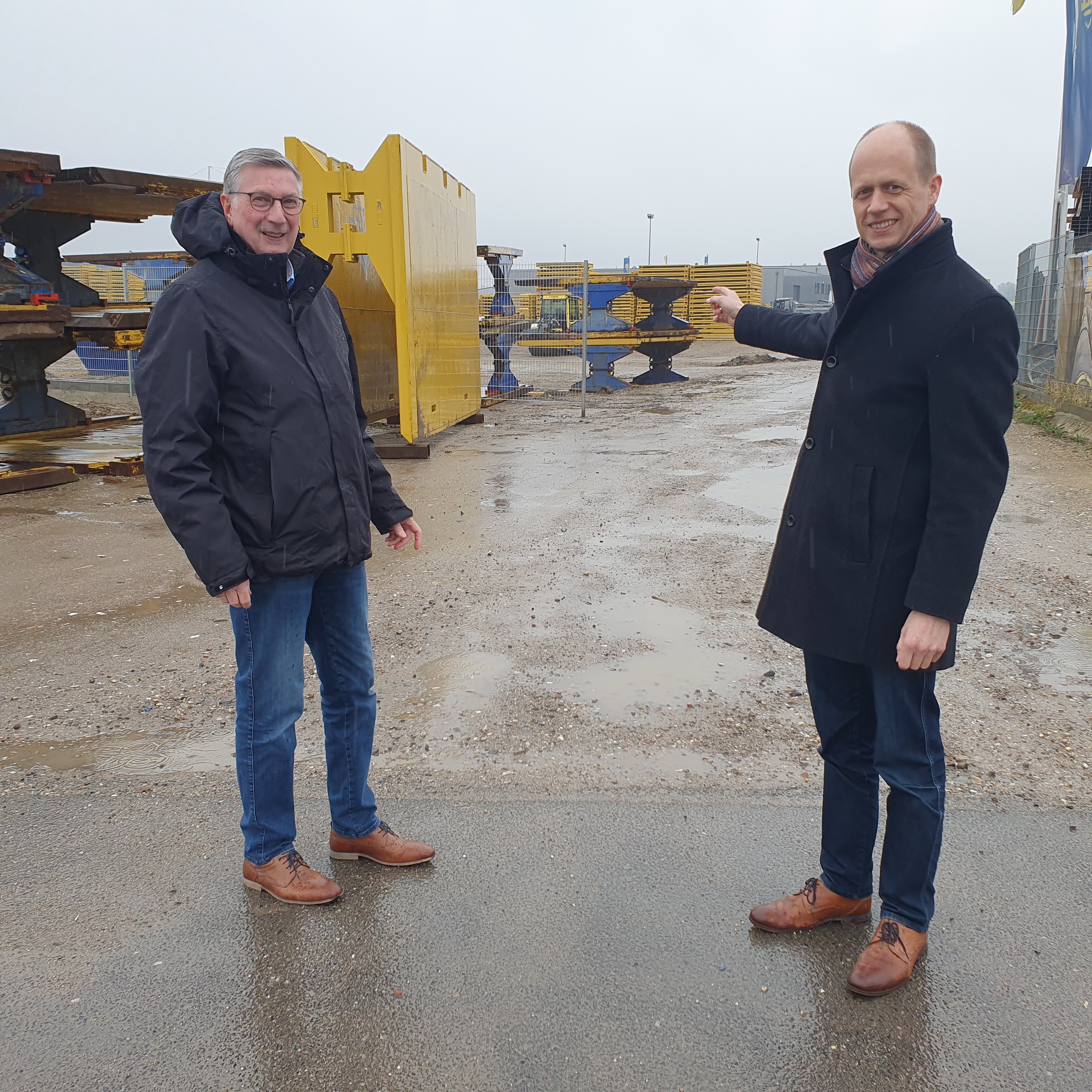 Bürgermeister Kai Louis zeigt Siegfried Jansen, Ortsvorsteher von Heinsberg-Innenstadt, den neuen Bauabschnitt der Ferdinand-Porsche-Straße