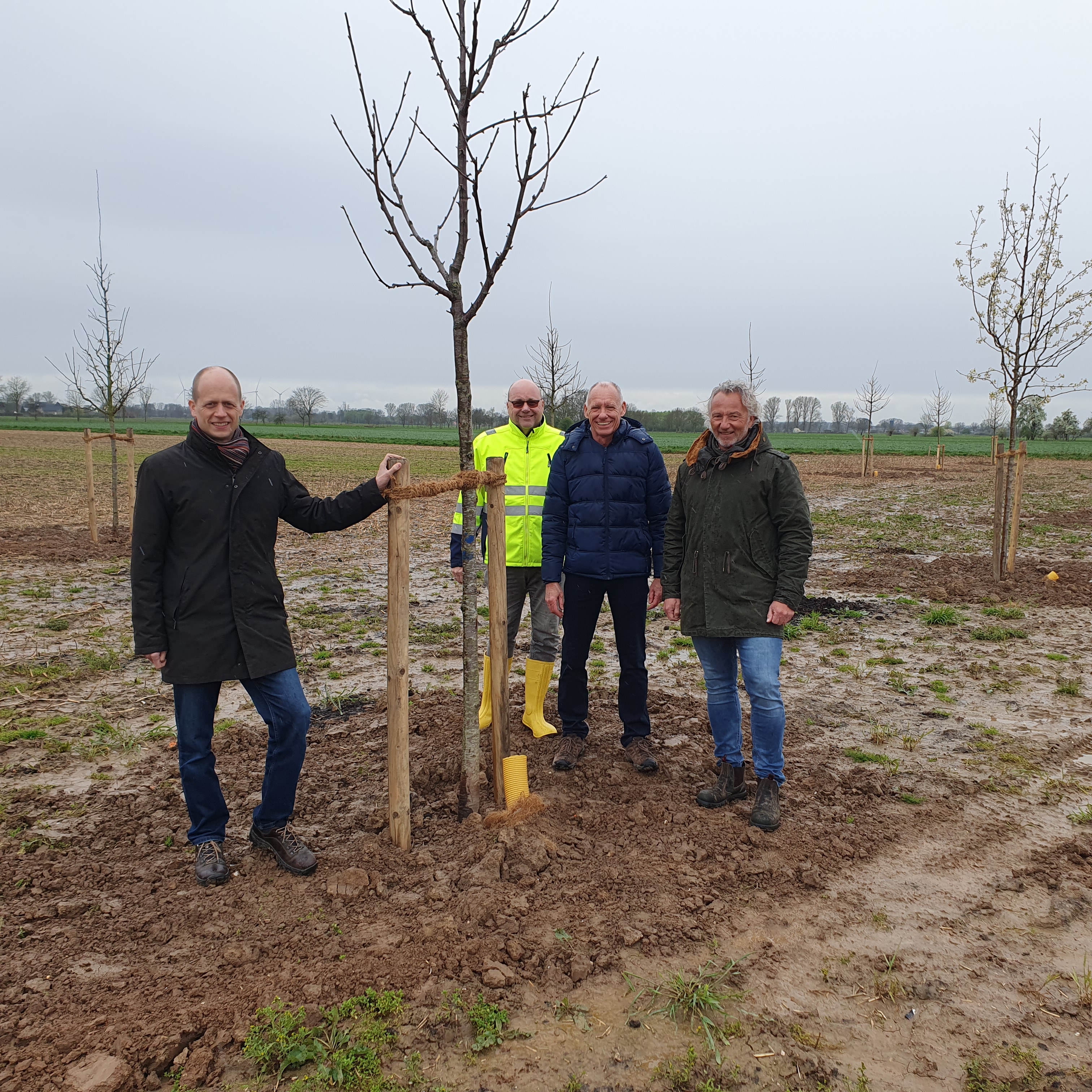 Bürgermeister Kai Louis, Norbert Cox, Leiter des Amtes für Stadtgrün und Baubetrieb sowie die Ortsvorsteher Heinz-Willi Marx, Unterbruch, und Guido Peters, Kempen